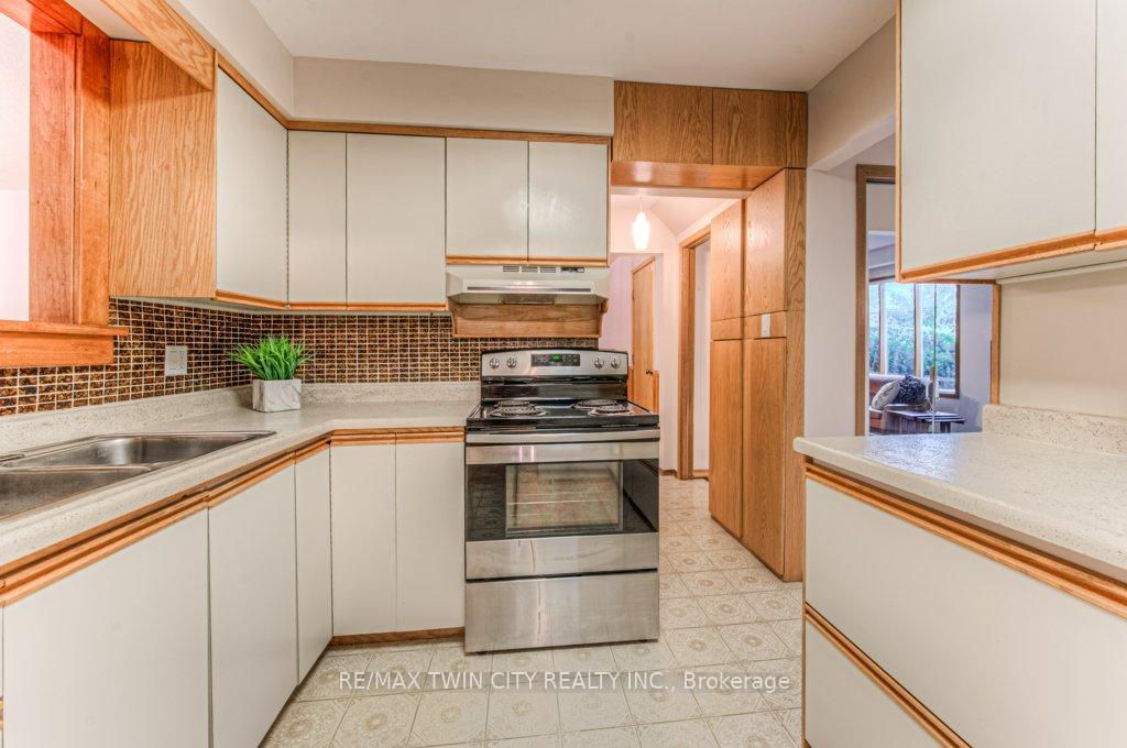 Photo 10 of 91 Nathaniel Crescent, Kitchener — HOMEH