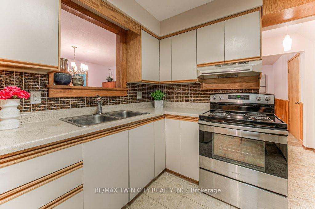 Photo 11 of 91 Nathaniel Crescent, Kitchener — HOMEH