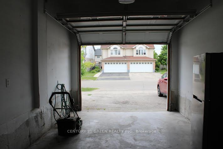 Photo 34 of 65 Donnenwerth Drive, Kitchener, Larentian West — HOMEH