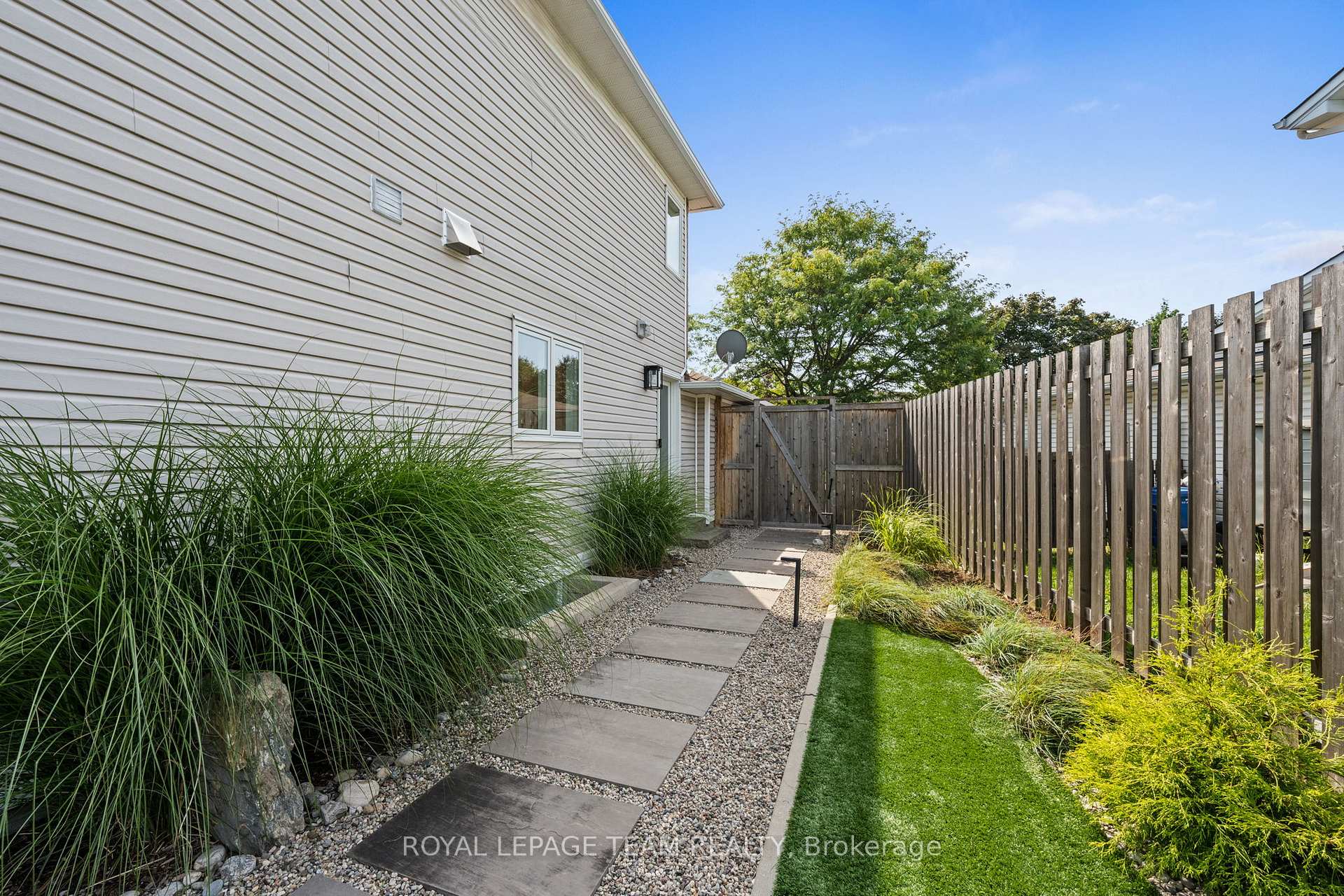 Photo 38 of 39 Wheatland Avenue, Ottawa, Kanata - Emerald Meadows/Trailwest — HOMEH