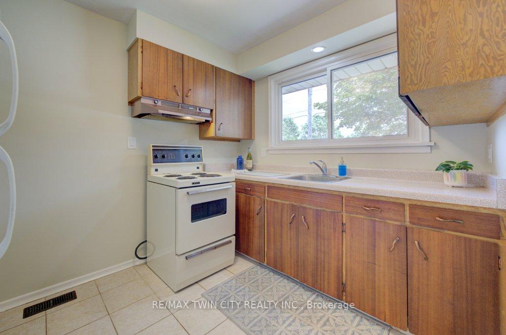 Photo 12 of 496 Franklin Street N, Kitchener — HOMEH