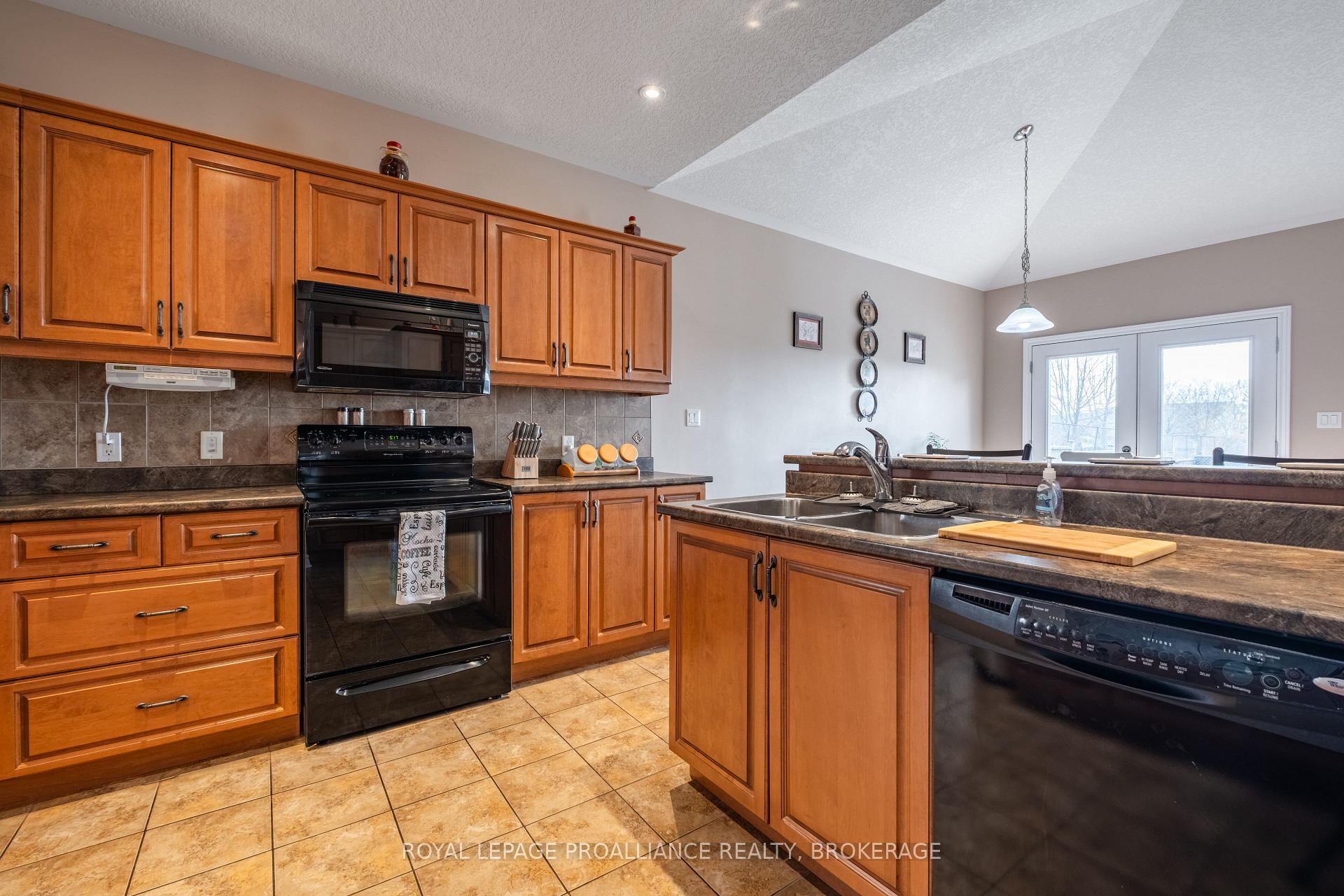 Photo 12 of 226 Rose Abbey Drive, Kingston, Kingston East (Incl Barret Crt) — HOMEH