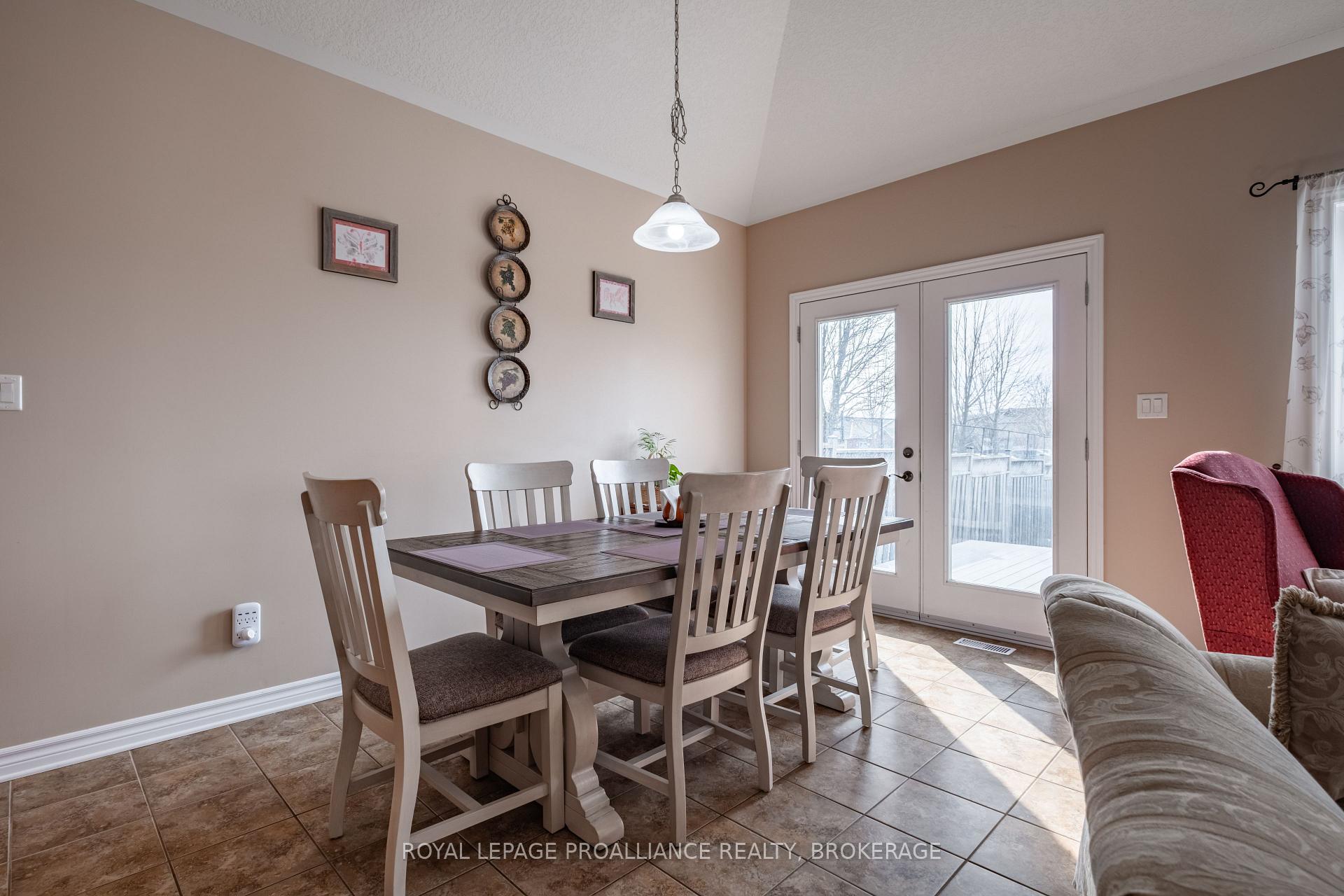 Photo 14 of 226 Rose Abbey Drive, Kingston, Kingston East (Incl Barret Crt) — HOMEH