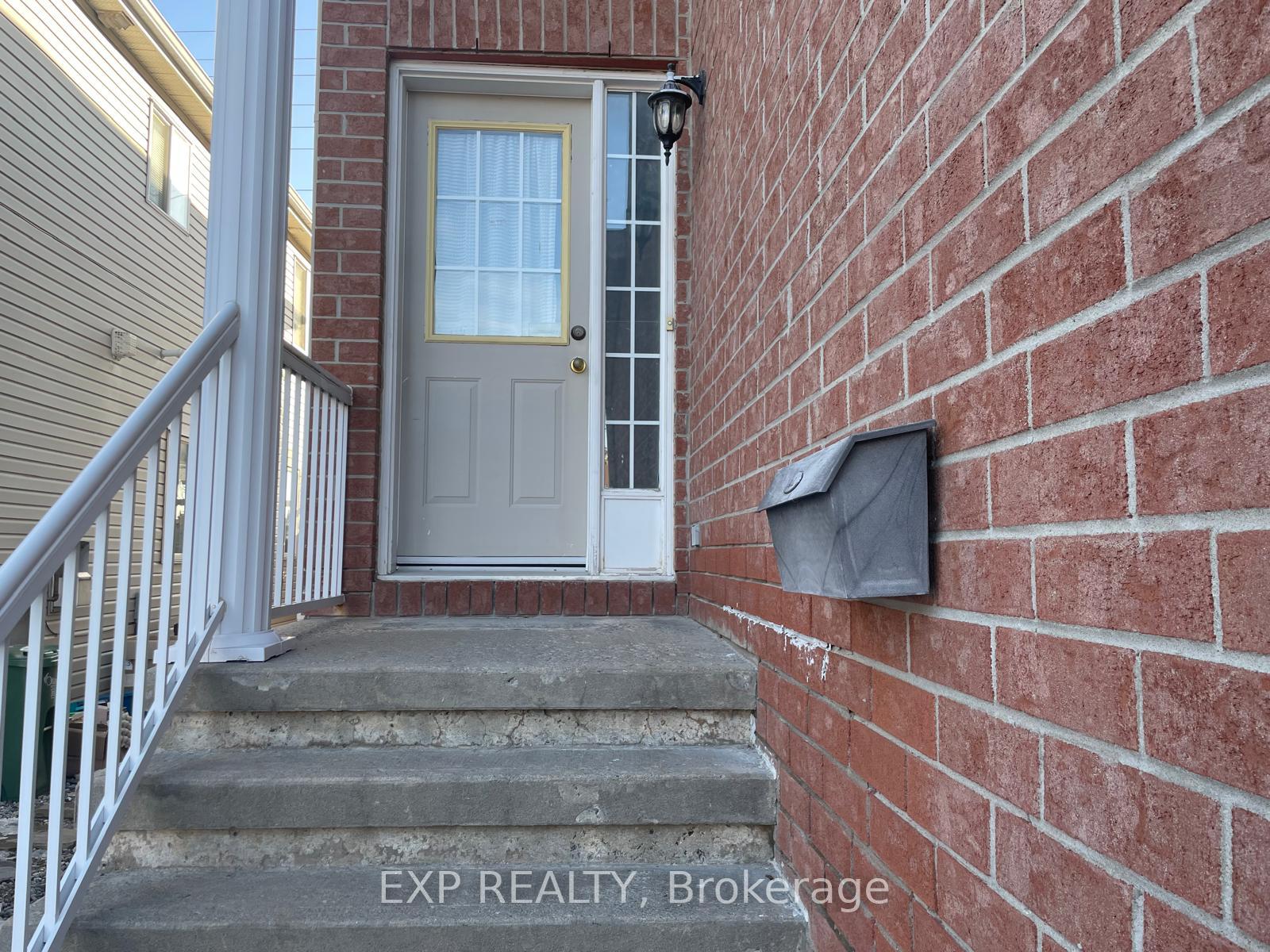 Photo 3 of 128 Castle Glen Crescent, Ottawa, Kanata - Glencairn/Hazeldean — HOMEH