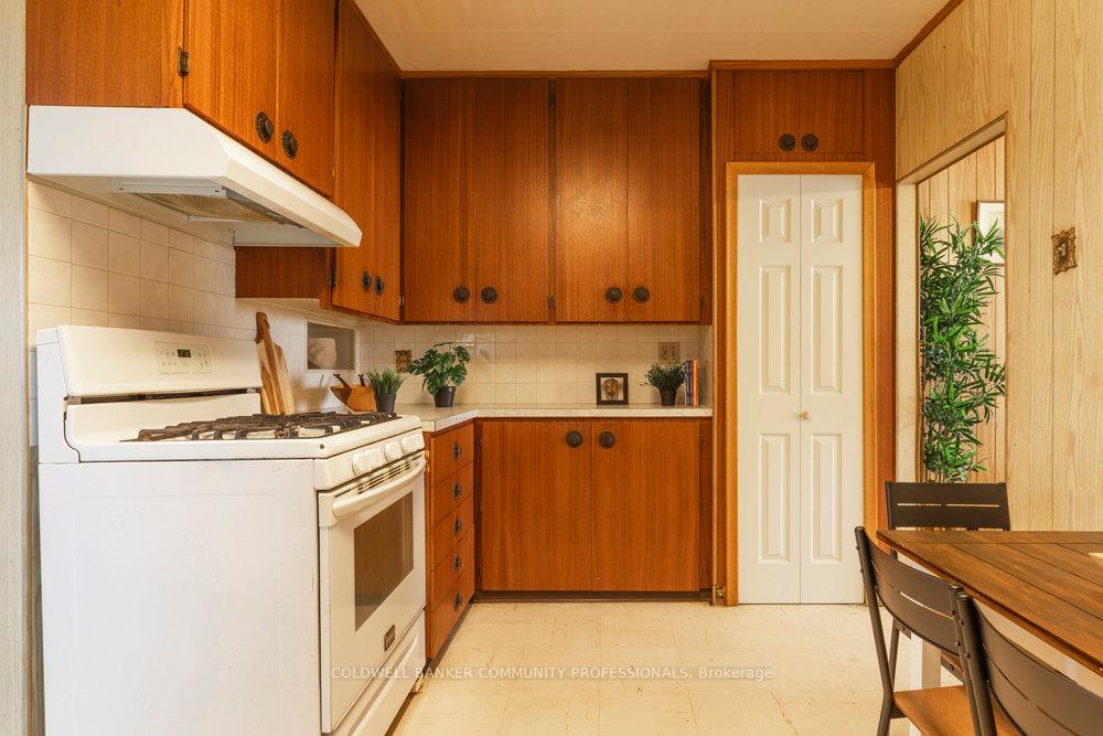 Photo 12 of 233 Glendale Avenue N, Hamilton, Crown Point — HOMEH