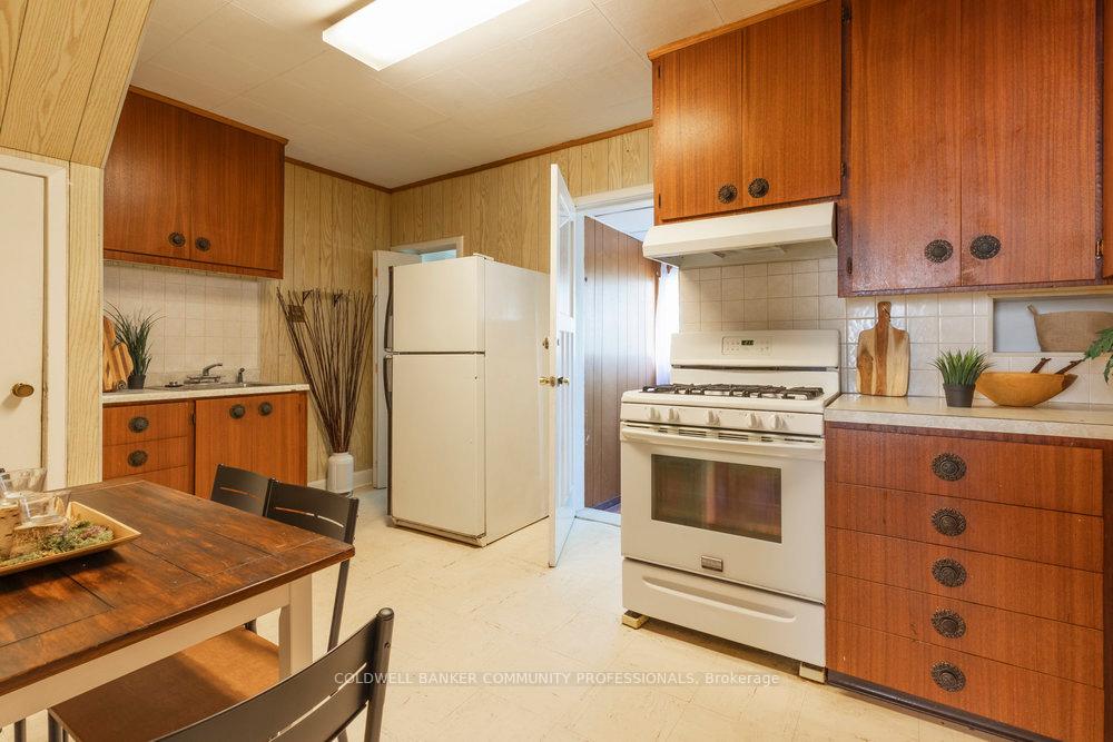 Photo 13 of 233 Glendale Avenue N, Hamilton, Crown Point — HOMEH