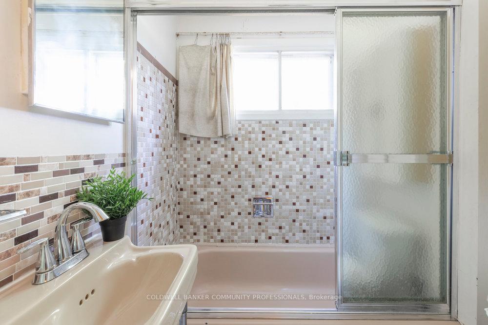 Photo 14 of 233 Glendale Avenue N, Hamilton, Crown Point — HOMEH