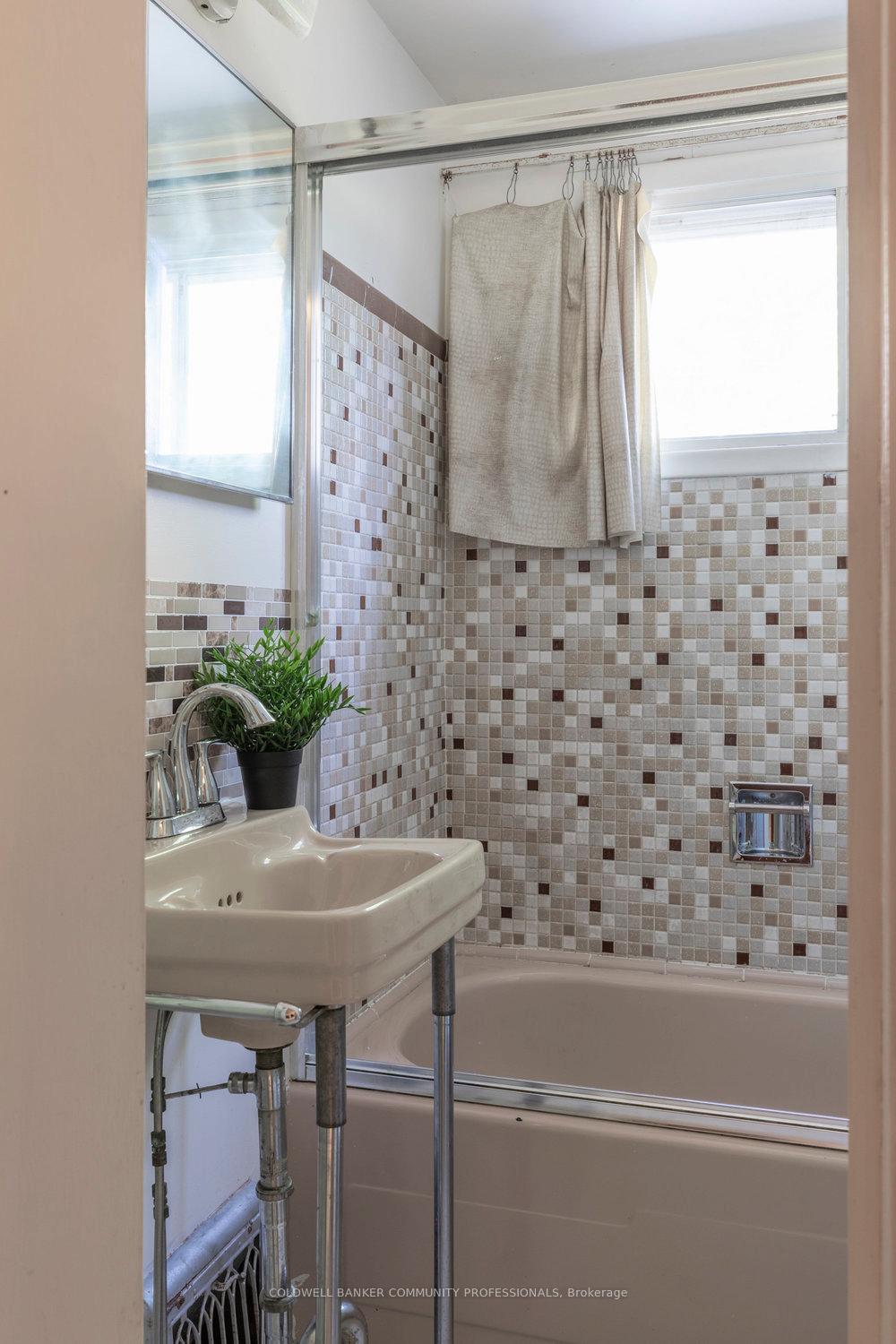 Photo 15 of 233 Glendale Avenue N, Hamilton, Crown Point — HOMEH