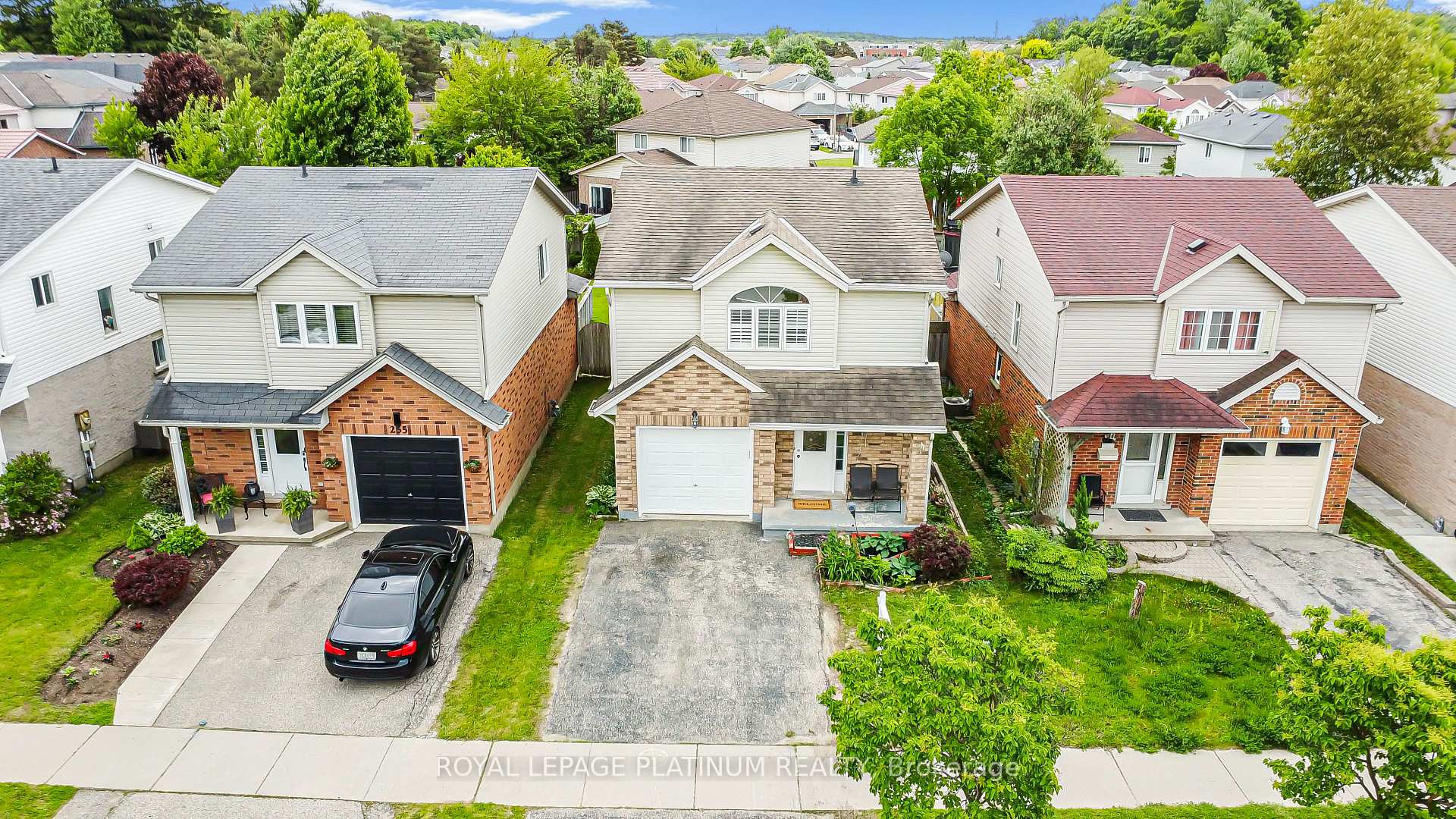 Photo 2 of 257 Grey Fox Drive, Kitchener, Larentian West — HOMEH