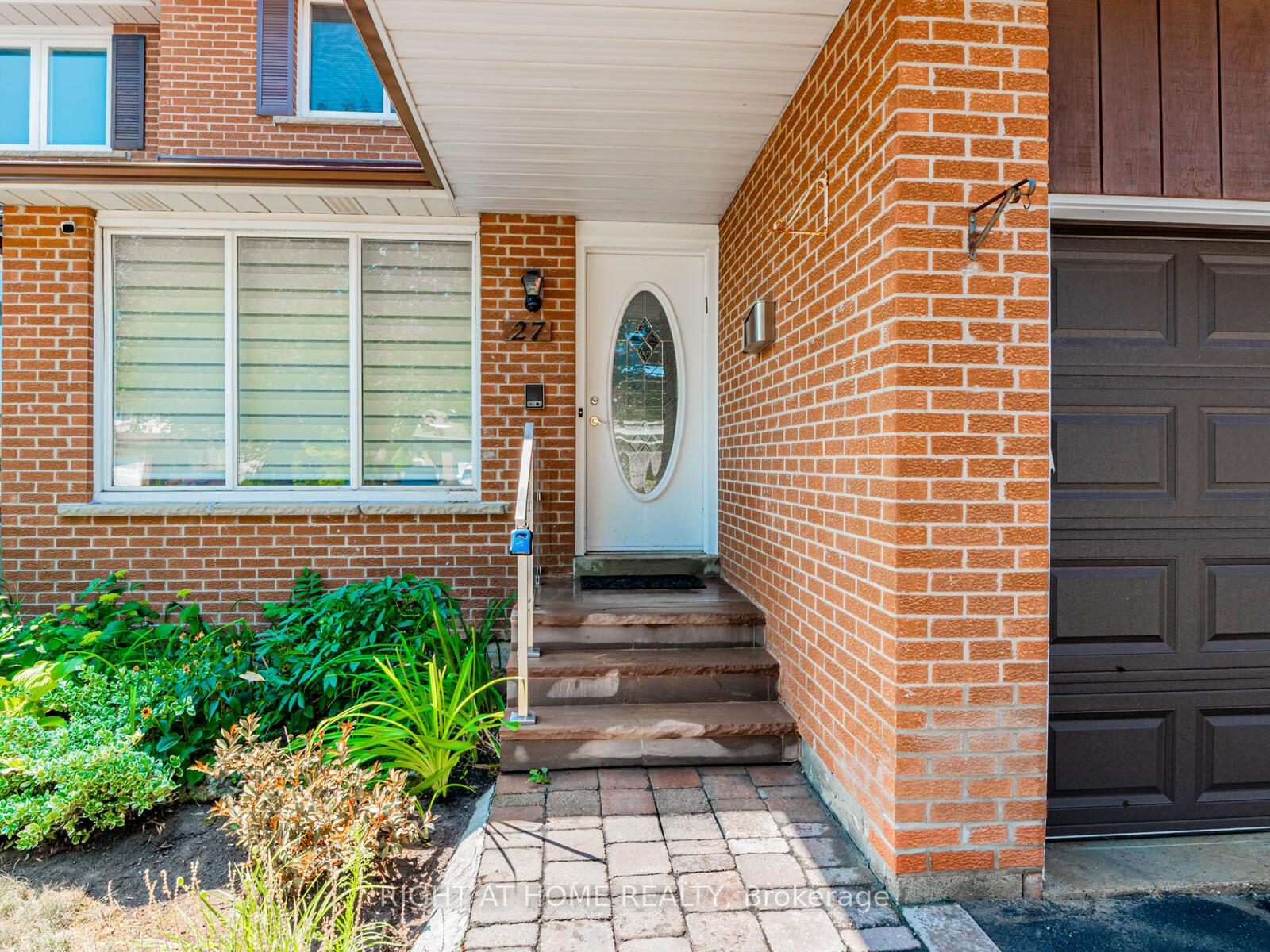 Photo 2 of 27 Charnwood Place, Markham, Aileen-Willowbrook — HOMEH