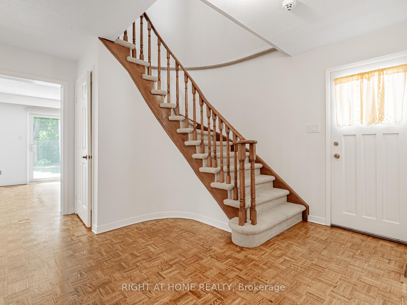 Photo 4 of 27 Charnwood Place, Markham, Aileen-Willowbrook — HOMEH