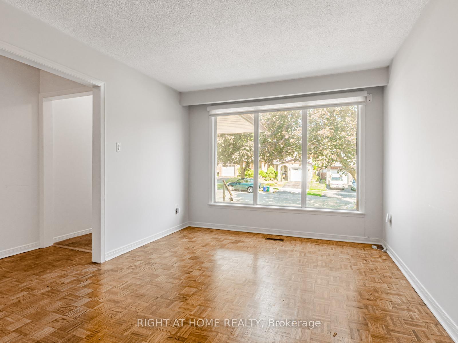 Photo 5 of 27 Charnwood Place, Markham, Aileen-Willowbrook — HOMEH