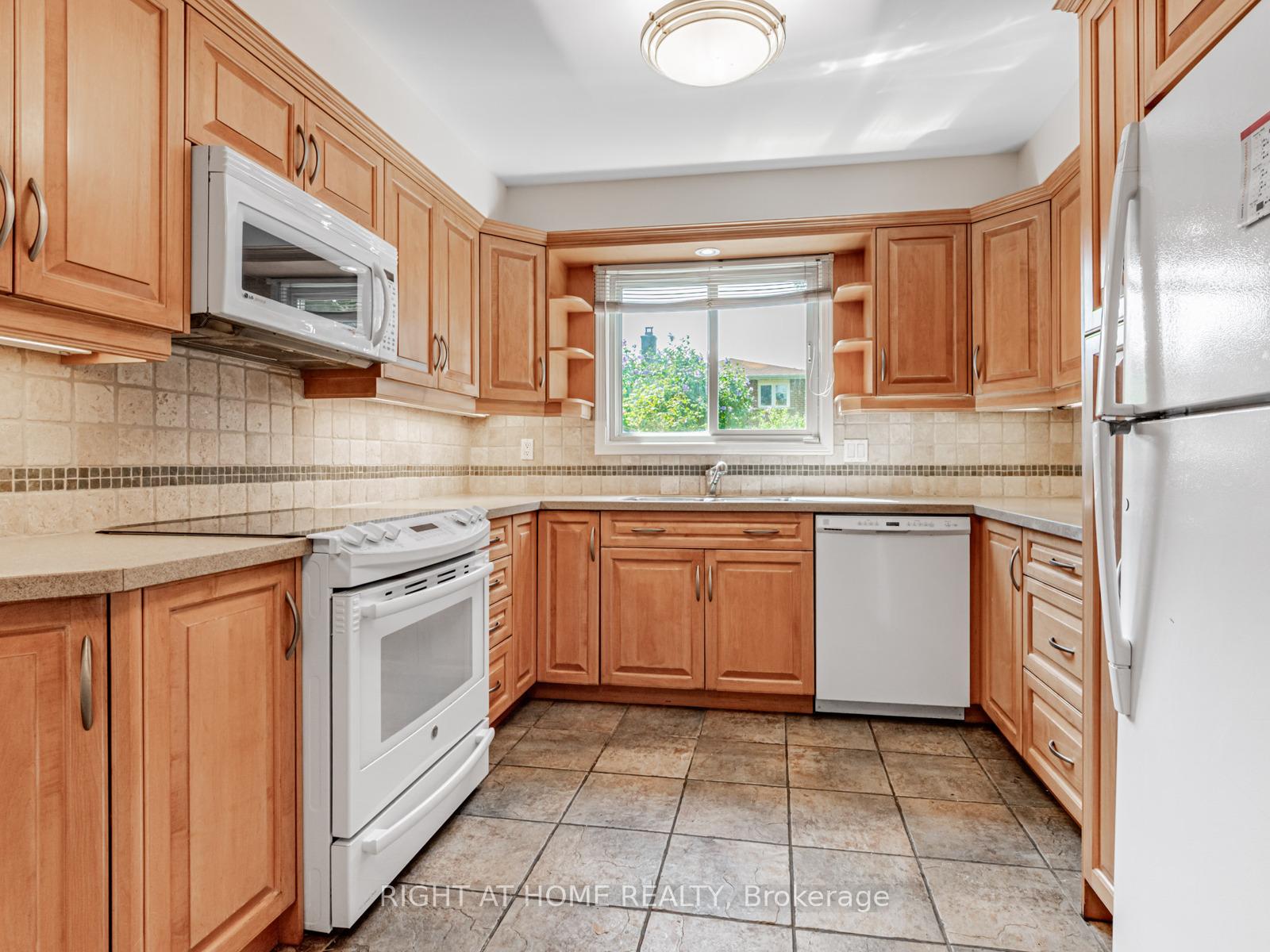 Photo 9 of 27 Charnwood Place, Markham, Aileen-Willowbrook — HOMEH