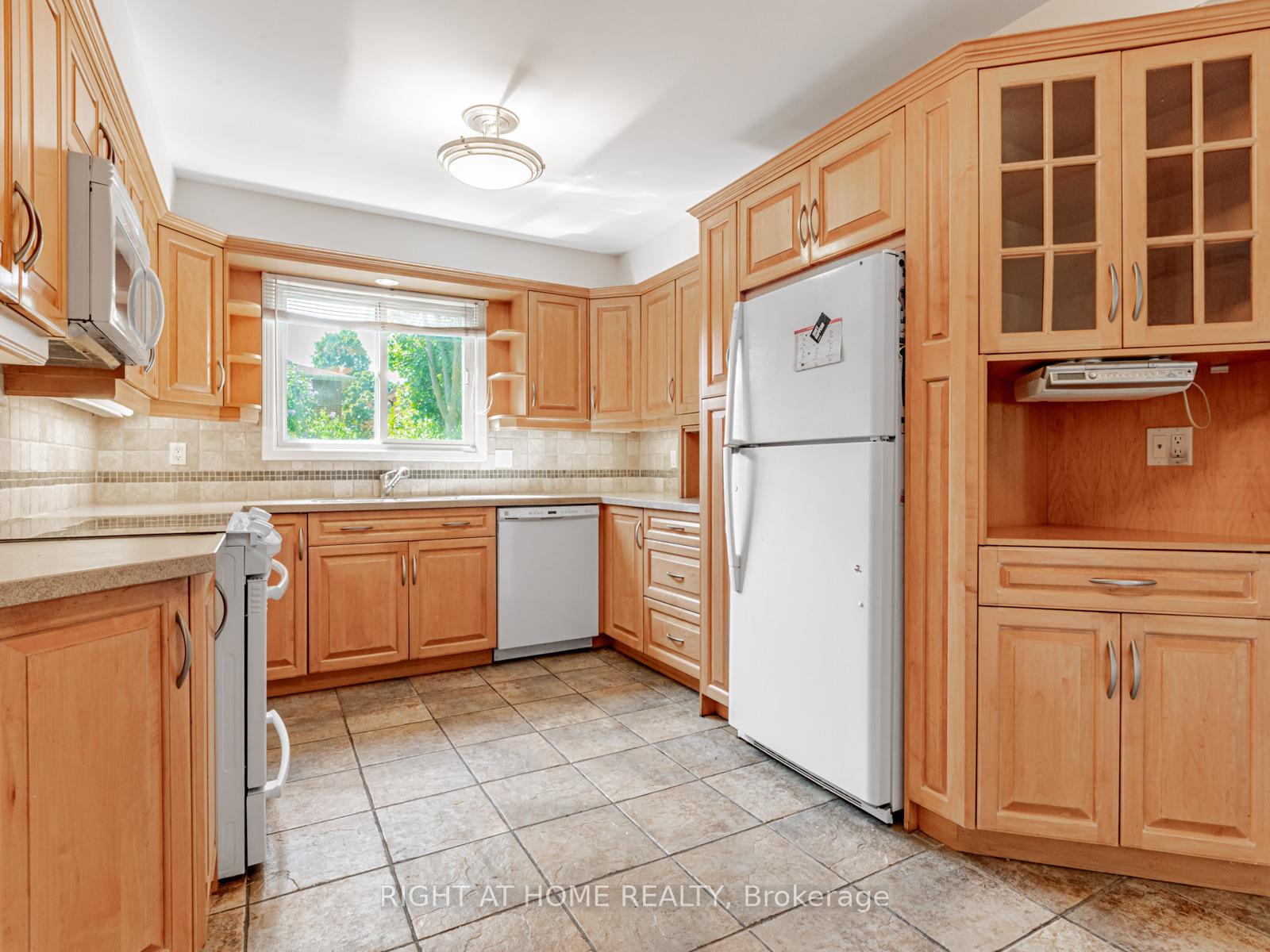 Photo 10 of 27 Charnwood Place, Markham, Aileen-Willowbrook — HOMEH