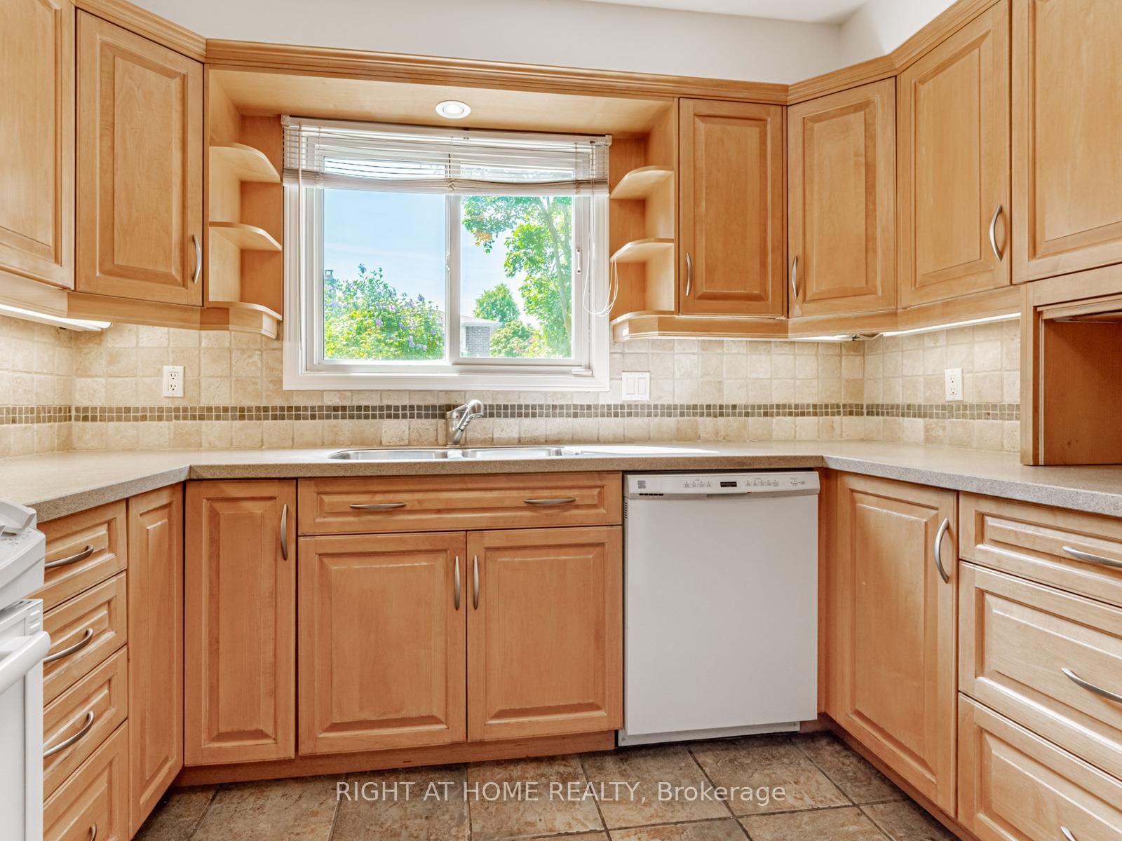 Photo 11 of 27 Charnwood Place, Markham, Aileen-Willowbrook — HOMEH