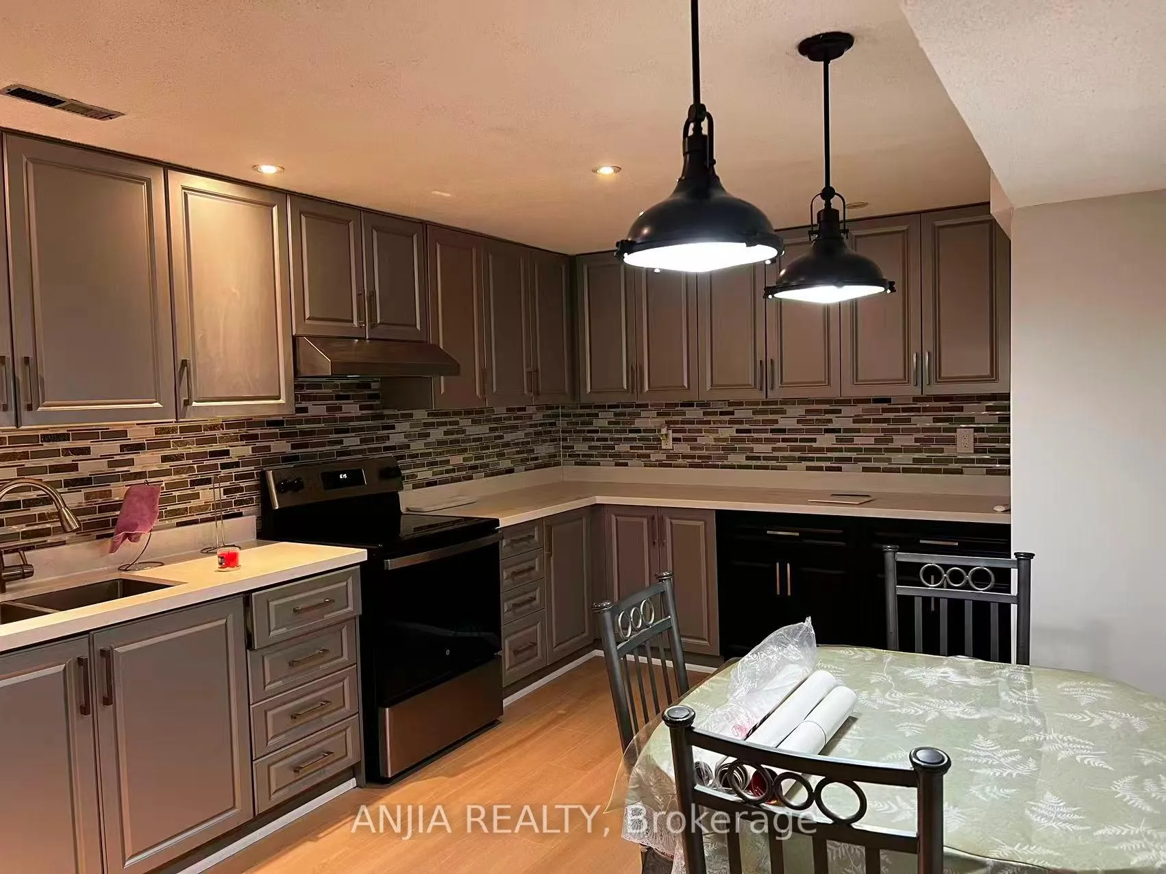 Photo 2 of Unit Bsmt #2, 3441 Sanderling Crescent, Mississauga, Erin Mills — HOMEH