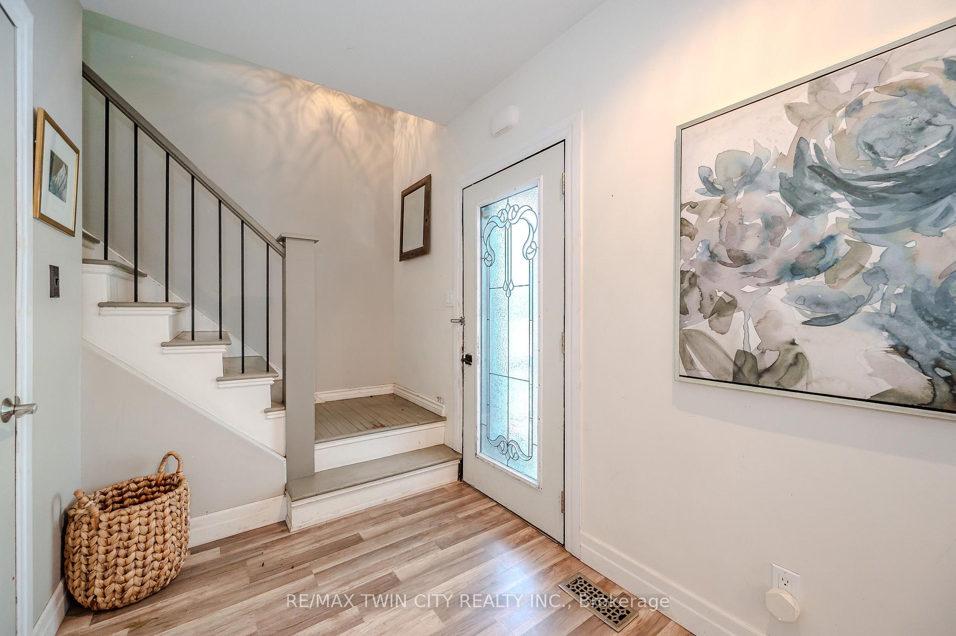 Photo 3 of 33 Glasgow Street, Kitchener — HOMEH