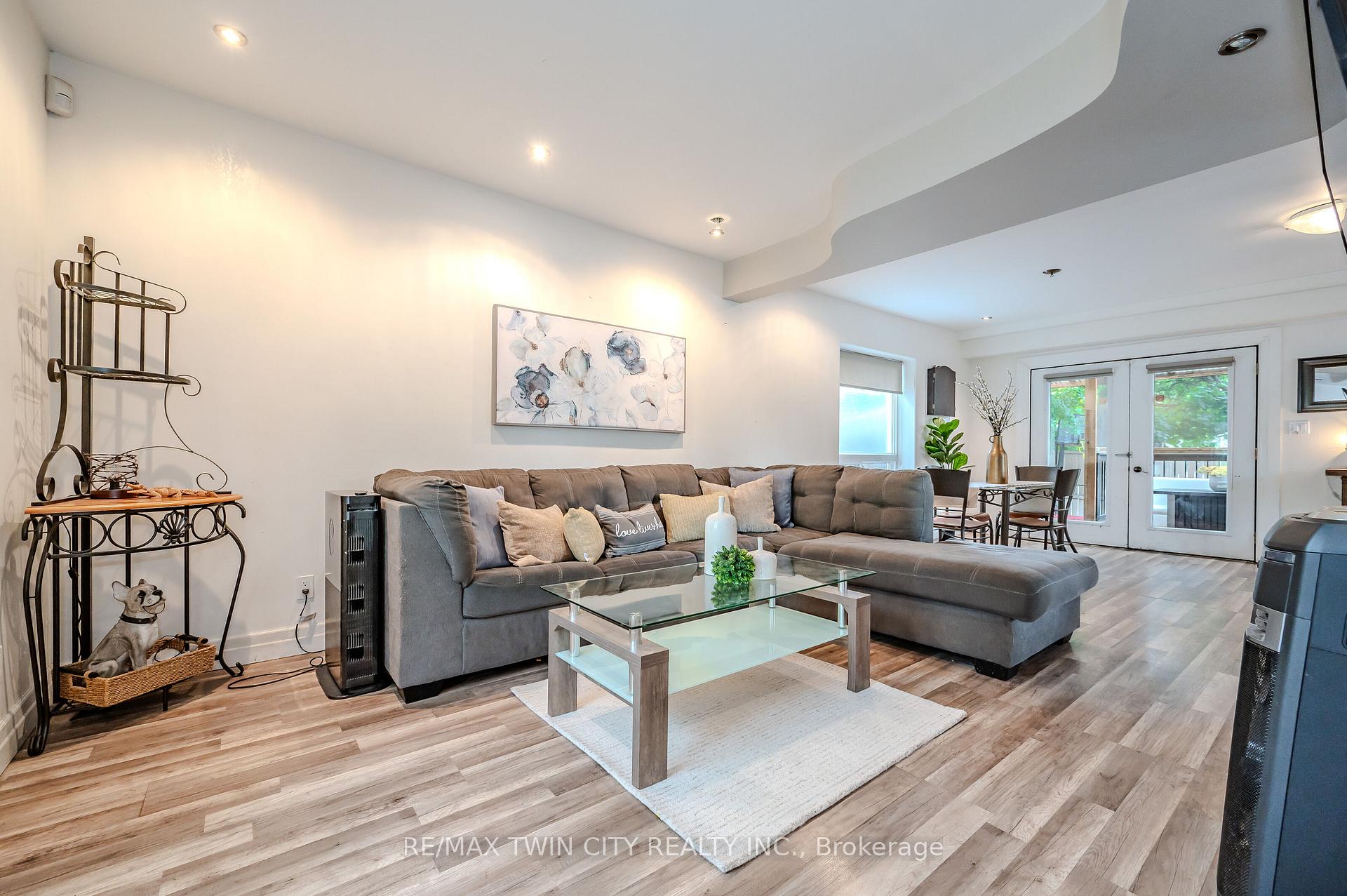 Photo 4 of 33 Glasgow Street, Kitchener — HOMEH