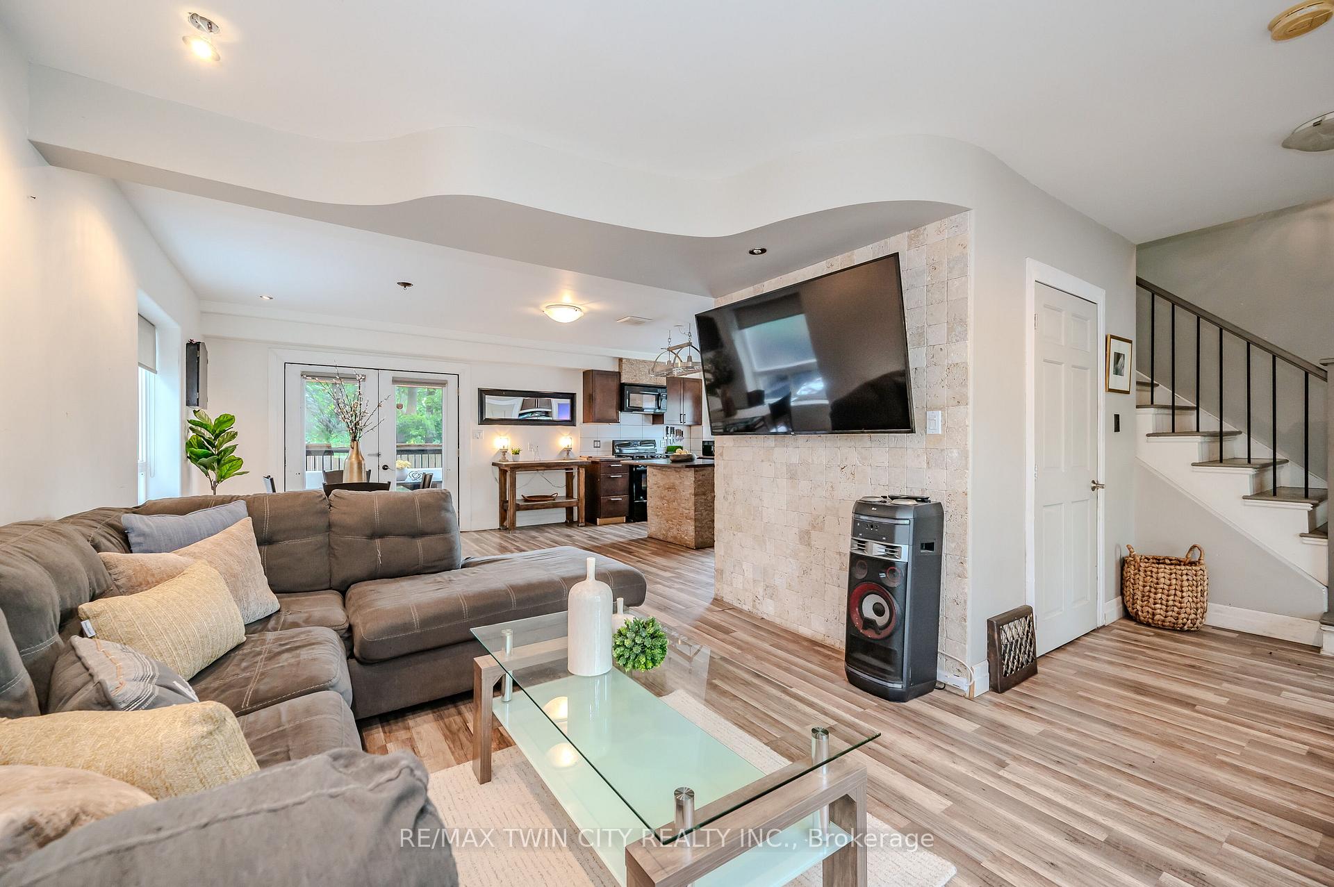 Photo 5 of 33 Glasgow Street, Kitchener — HOMEH