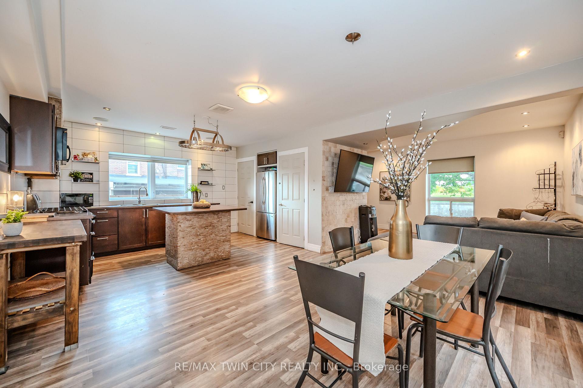 Photo 9 of 33 Glasgow Street, Kitchener — HOMEH