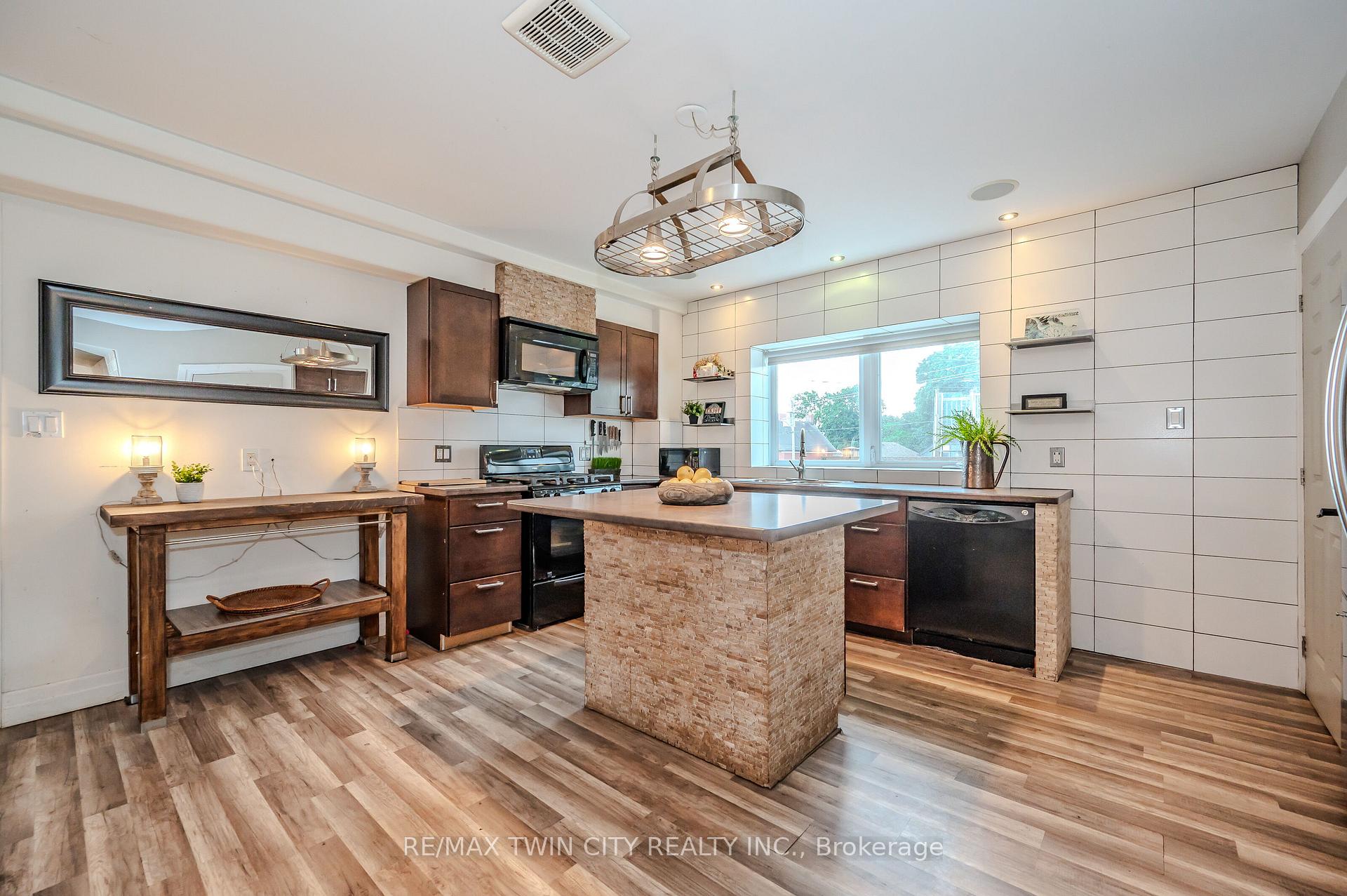 Photo 10 of 33 Glasgow Street, Kitchener — HOMEH