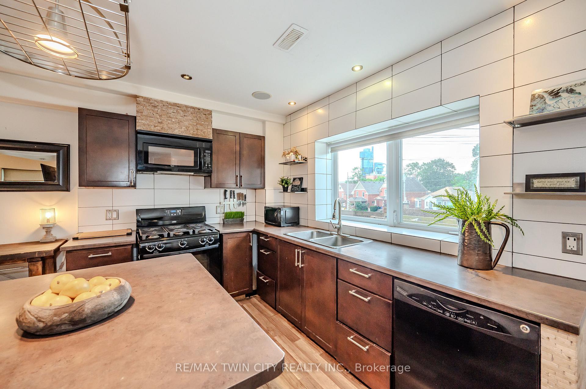 Photo 11 of 33 Glasgow Street, Kitchener — HOMEH