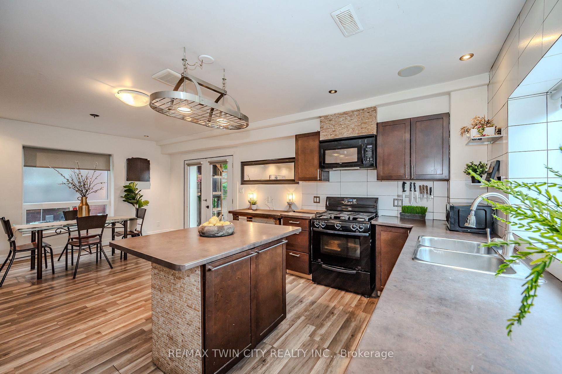 Photo 12 of 33 Glasgow Street, Kitchener — HOMEH