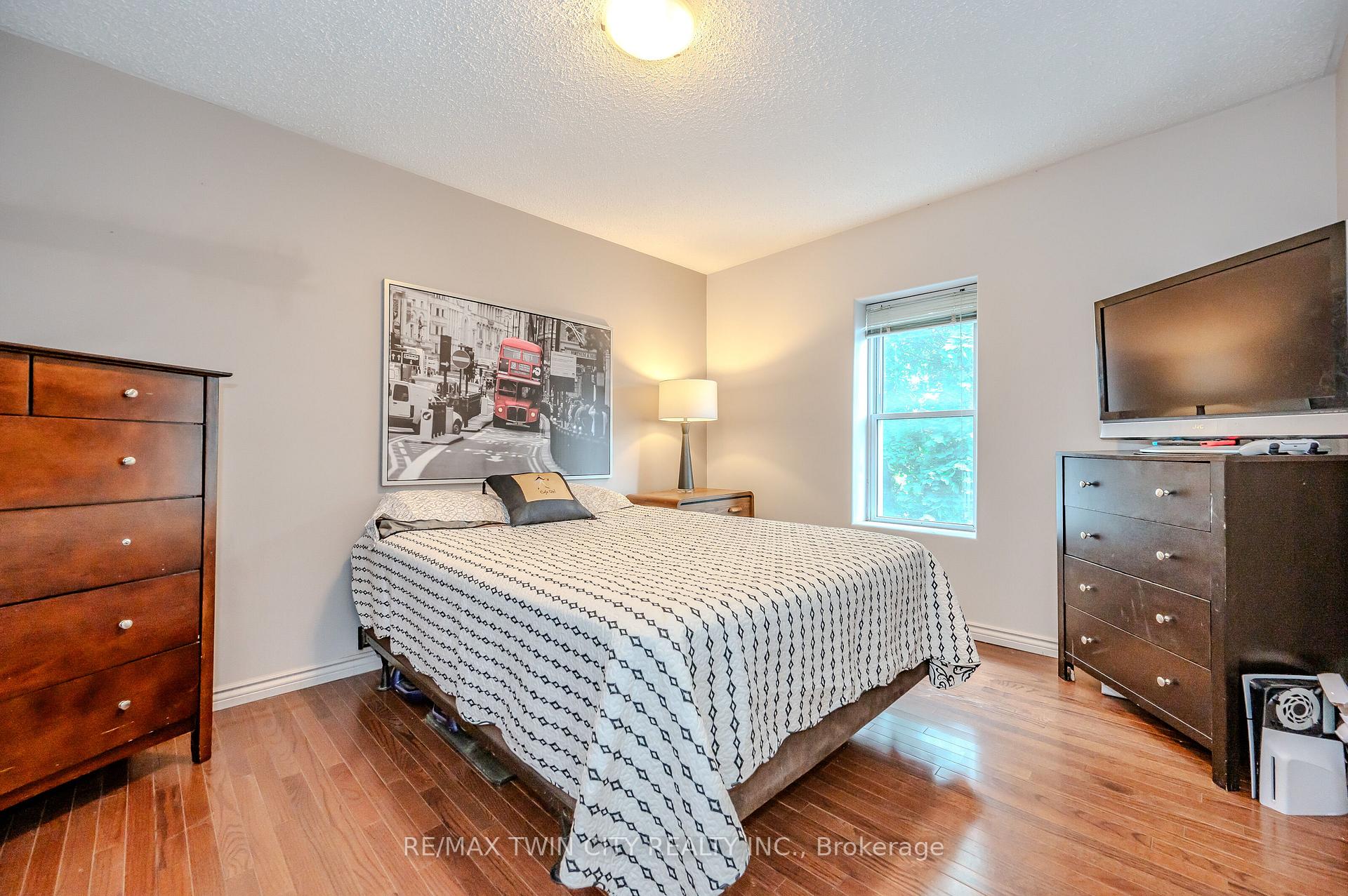 Photo 20 of 33 Glasgow Street, Kitchener — HOMEH