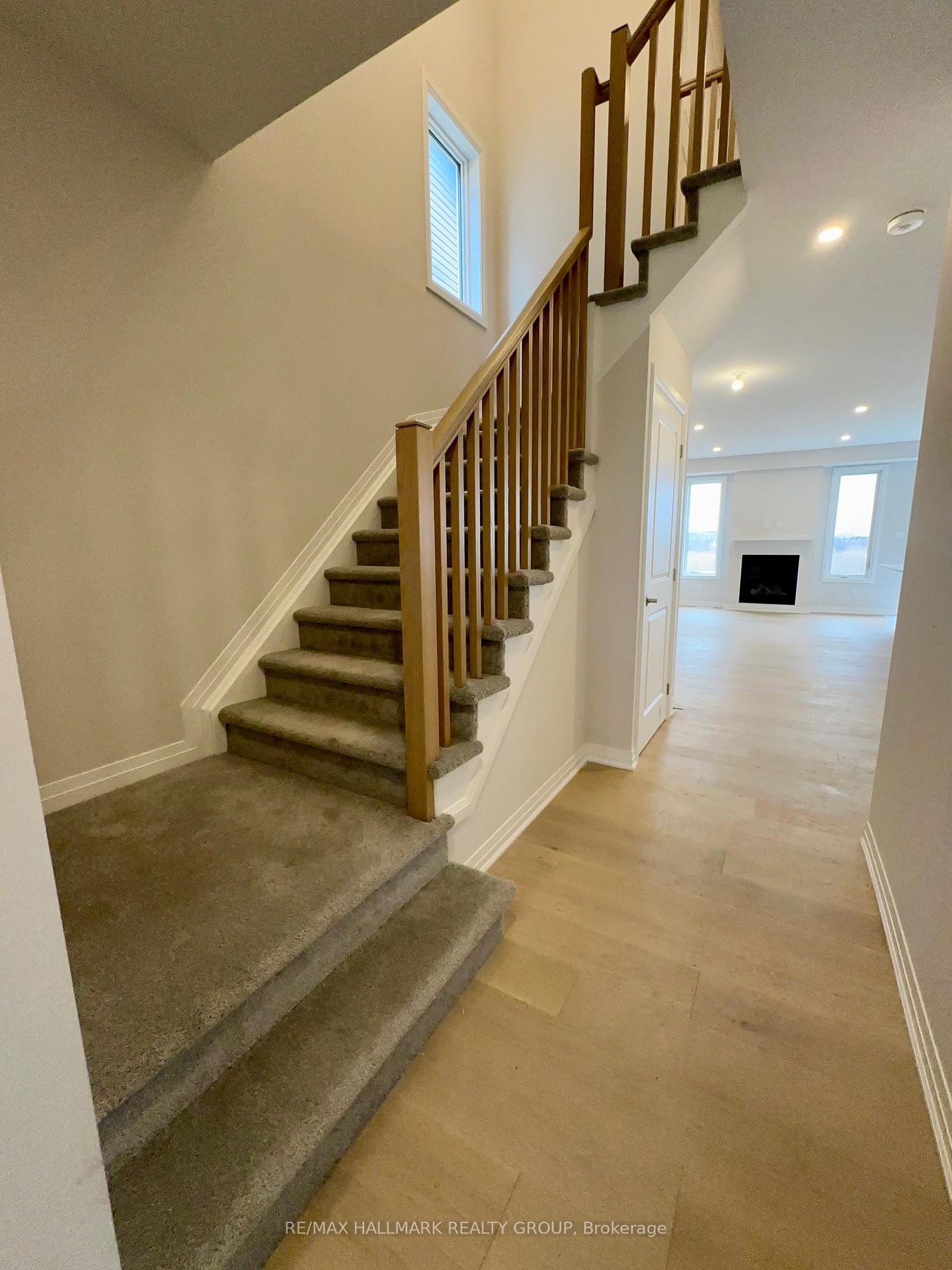 Photo 3 of 276 Livery Street, Ottawa, Kanata - Emerald Meadows/Trailwest — HOMEH