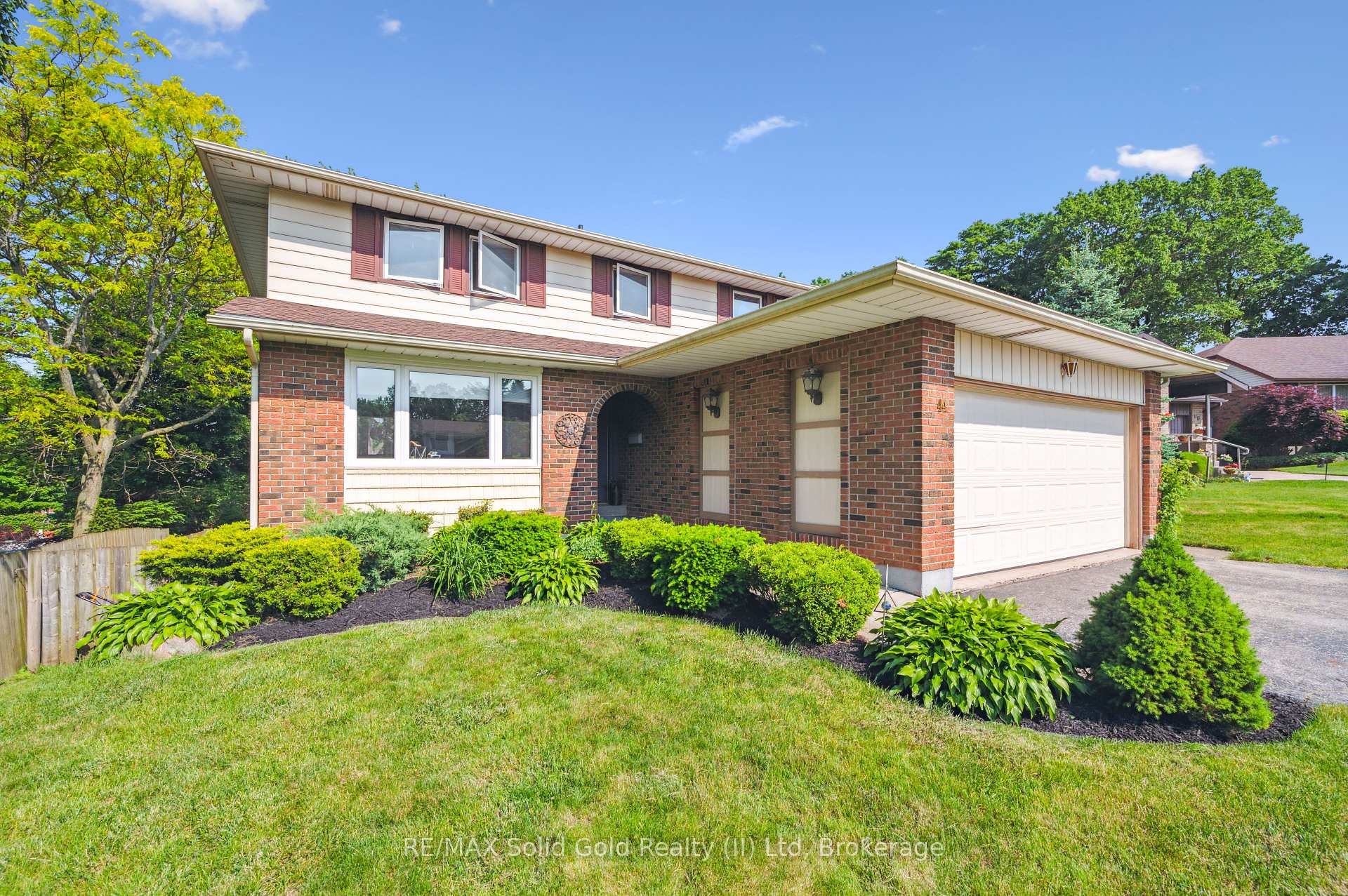 Photo 2 of 44 Sandsprings Court, Kitchener — HOMEH