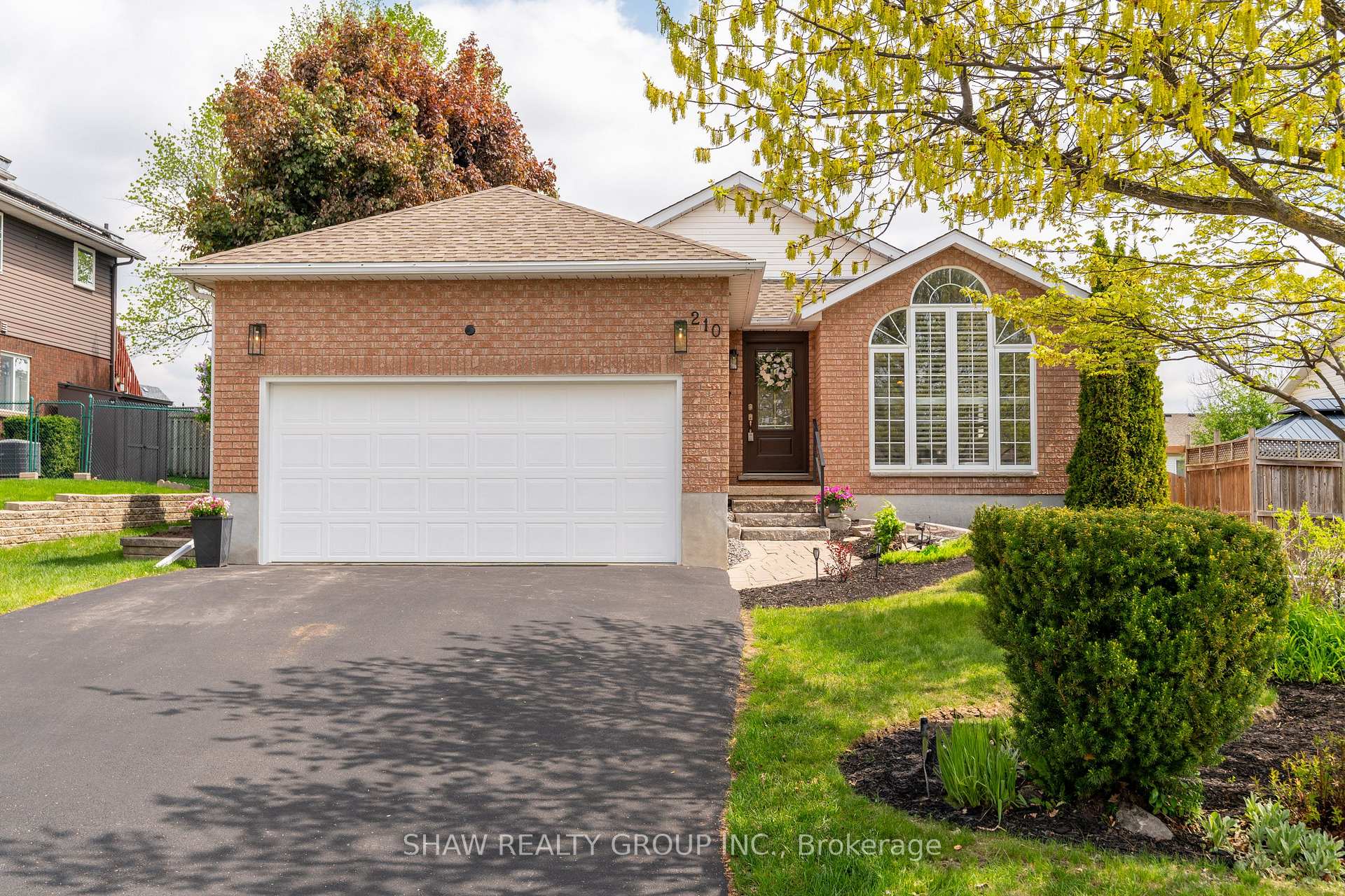Photo 3 of 210 Misty Court, Kitchener — HOMEH