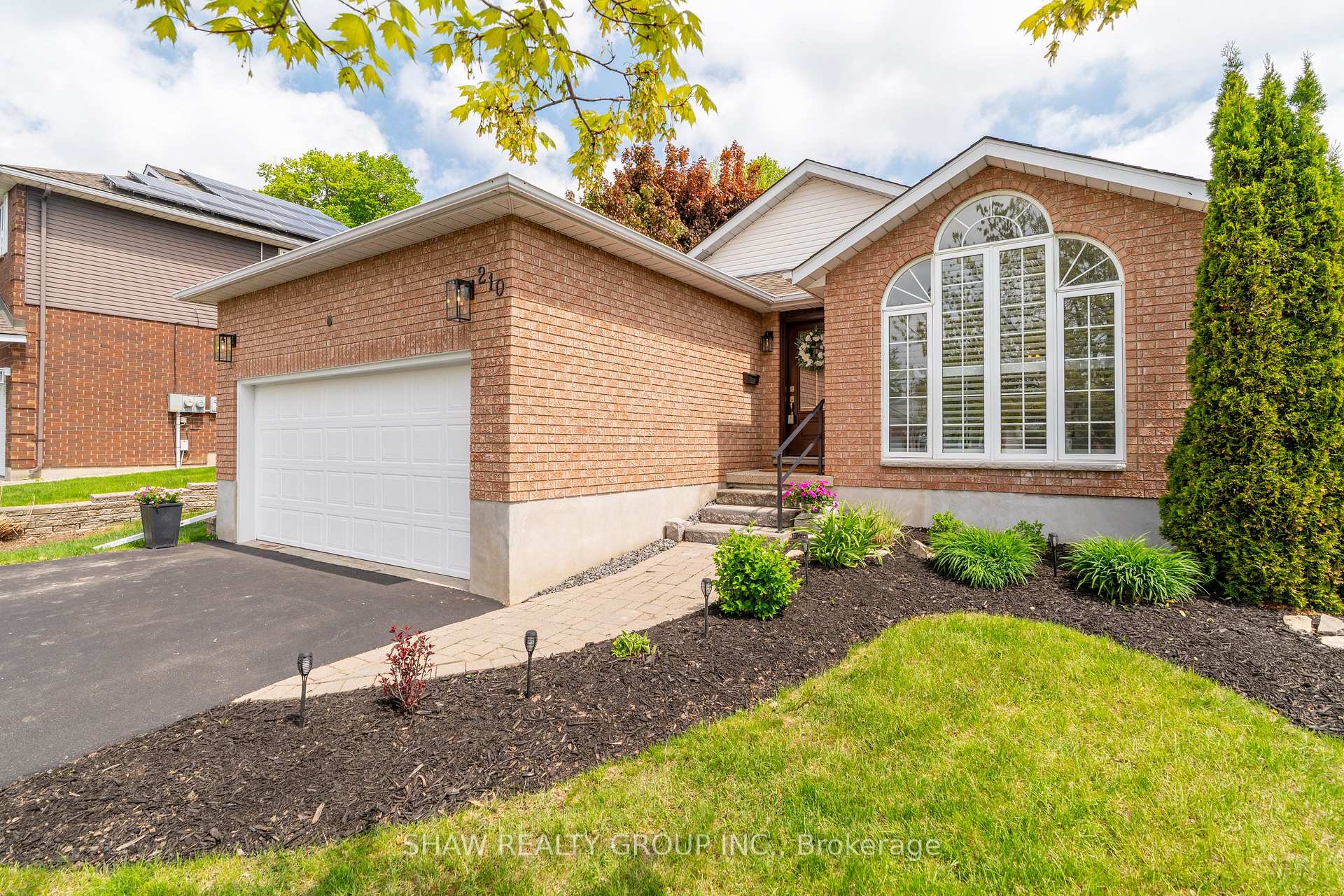 Photo 4 of 210 Misty Court, Kitchener — HOMEH