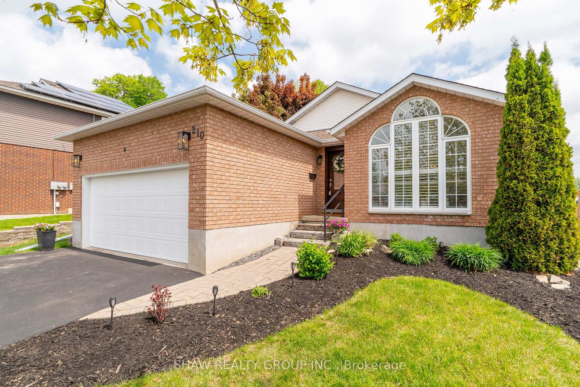 Photo 5 of 210 Misty Court, Kitchener — HOMEH