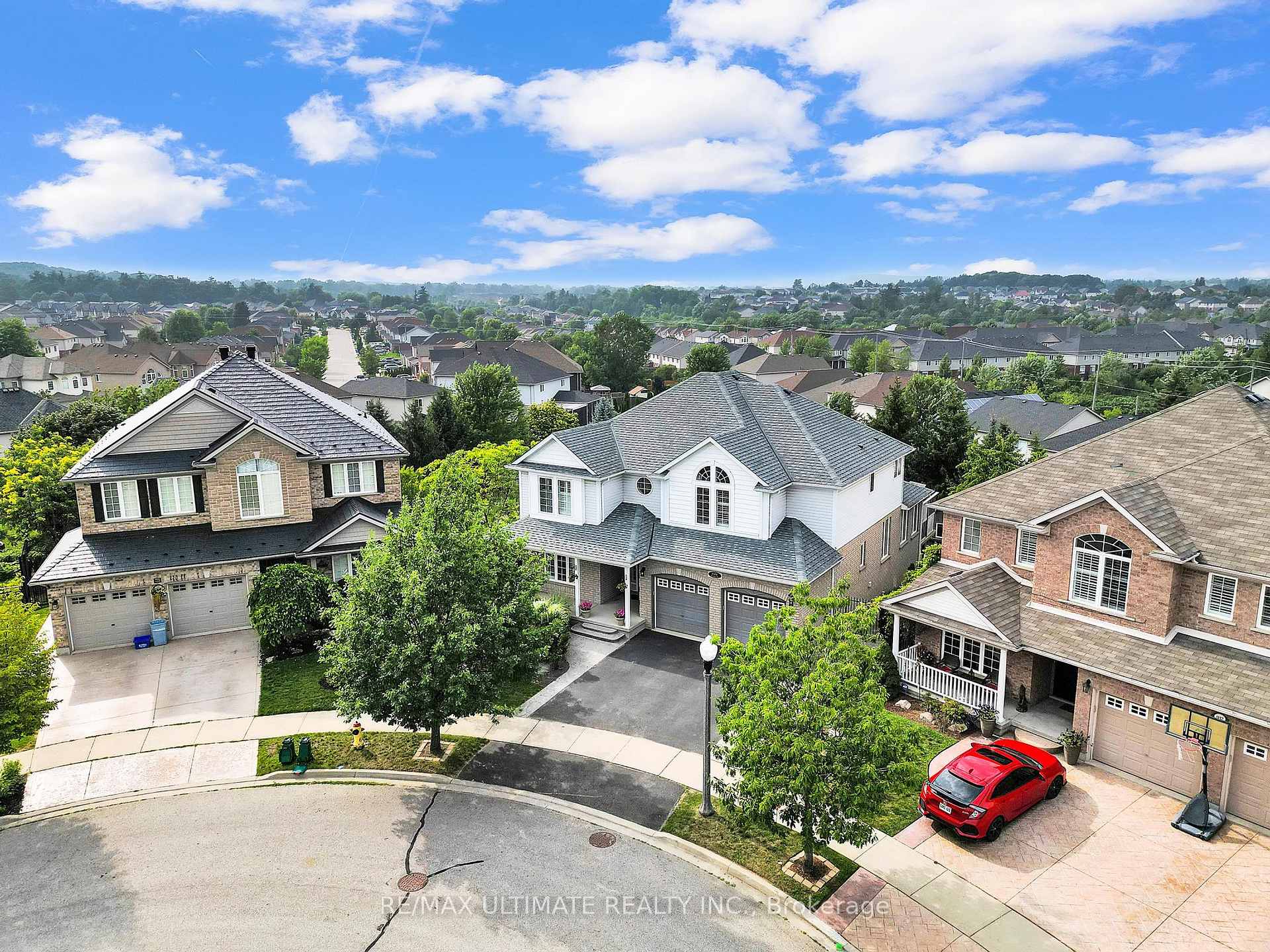 Photo 2 of 936 Manorbrook Court, Kitchener — HOMEH