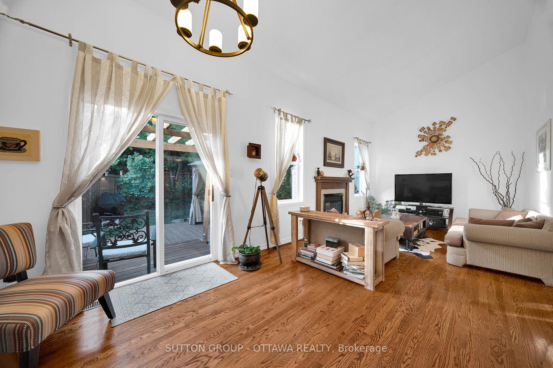 Photo 5 of 22 Insmill Crescent, Ottawa, Kanata - Kanata Lakes/Heritage Hills — HOMEH