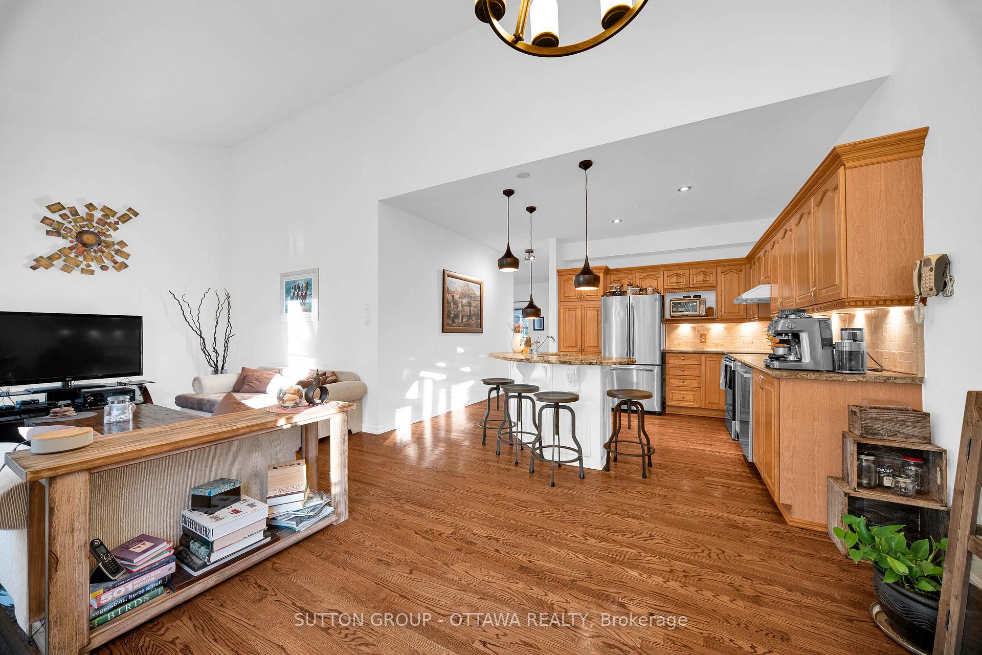 Photo 8 of 22 Insmill Crescent, Ottawa, Kanata - Kanata Lakes/Heritage Hills — HOMEH