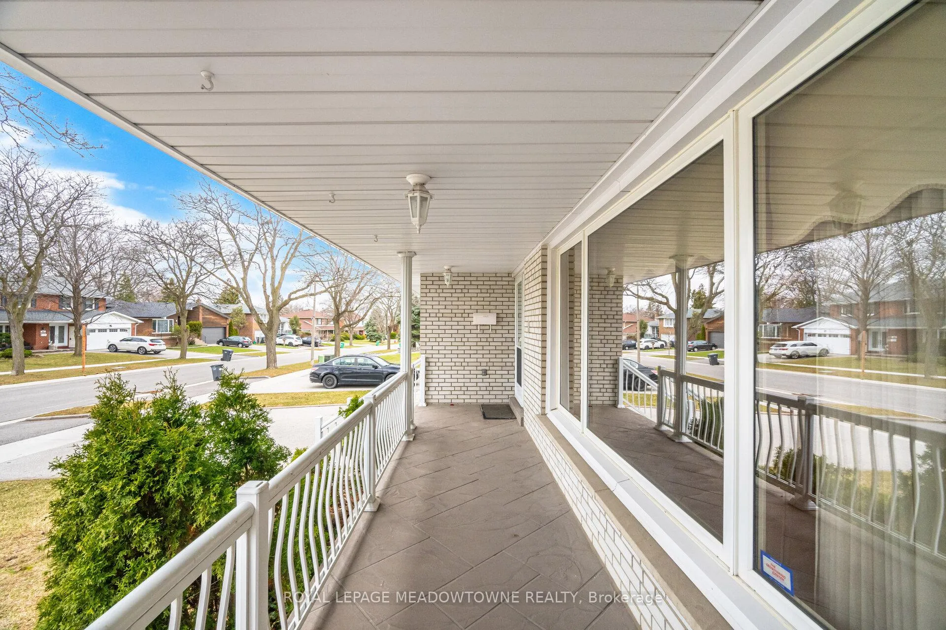 Photo 2 of 854 Runningbrook Drive, Mississauga, Applewood — HOMEH