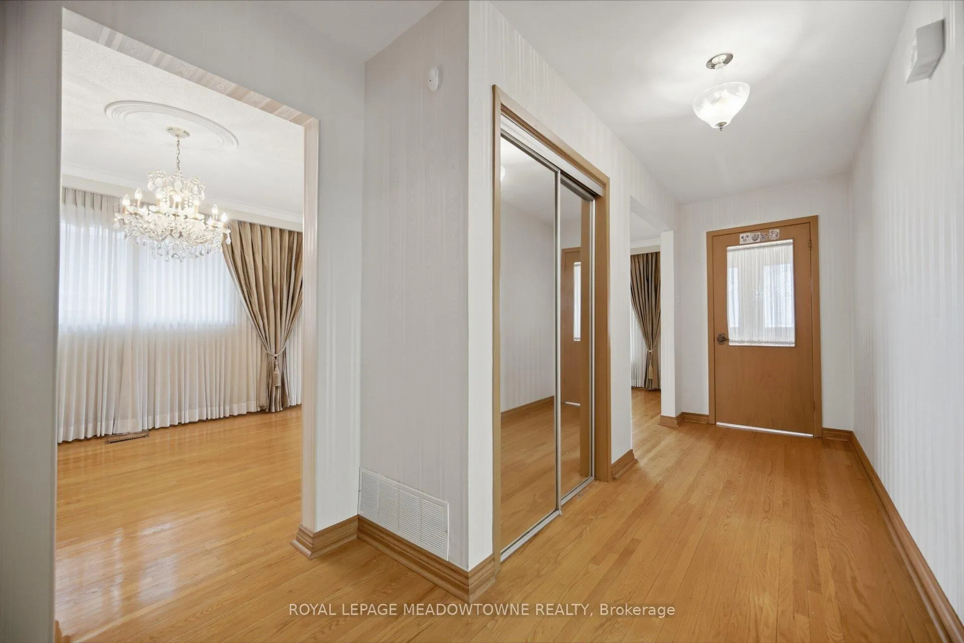Photo 3 of 854 Runningbrook Drive, Mississauga, Applewood — HOMEH