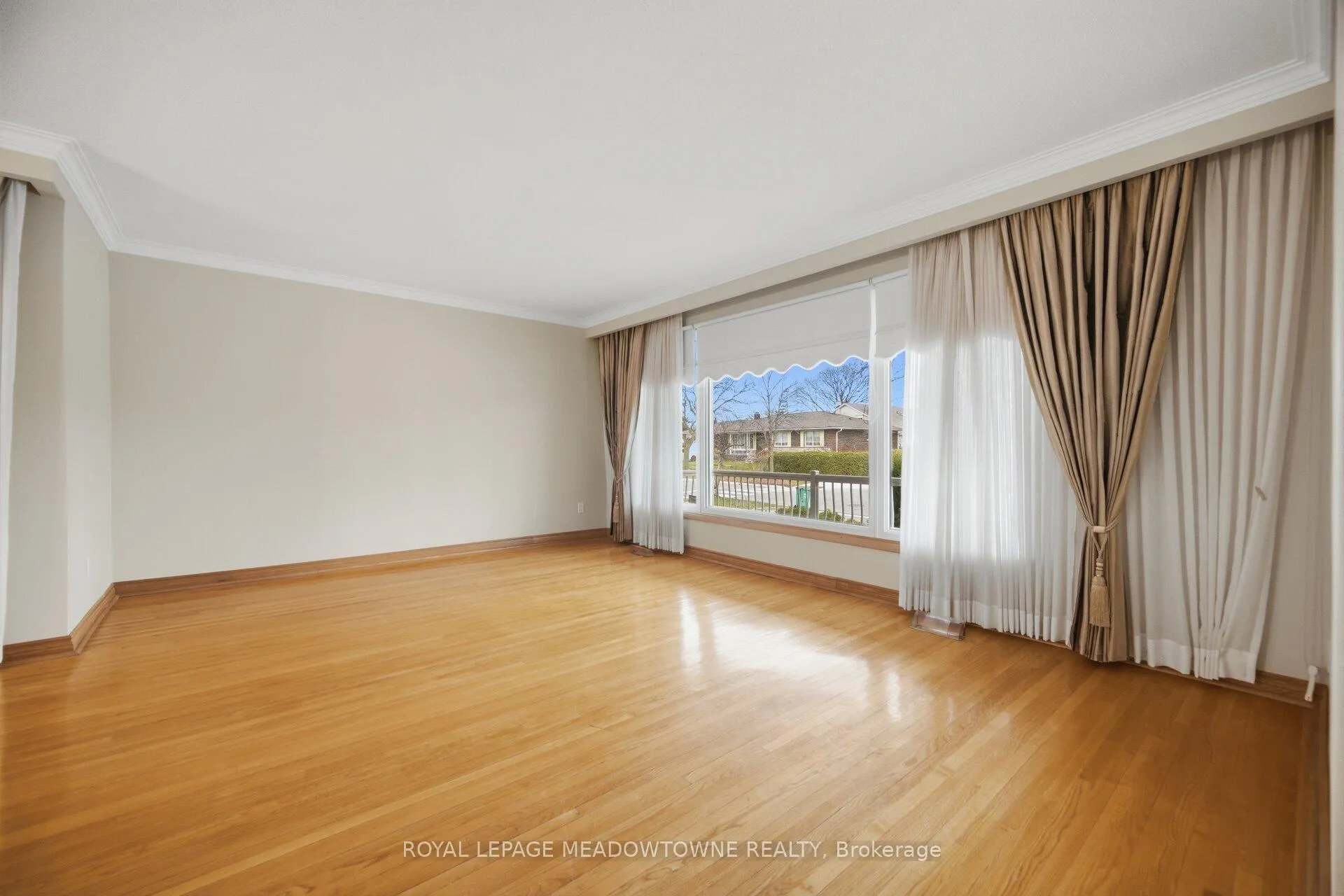 Photo 4 of 854 Runningbrook Drive, Mississauga, Applewood — HOMEH