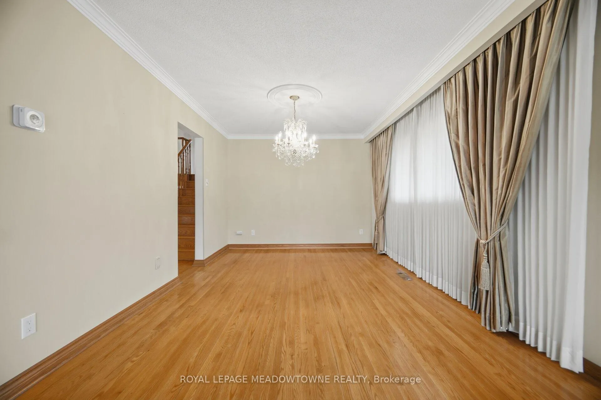 Photo 5 of 854 Runningbrook Drive, Mississauga, Applewood — HOMEH