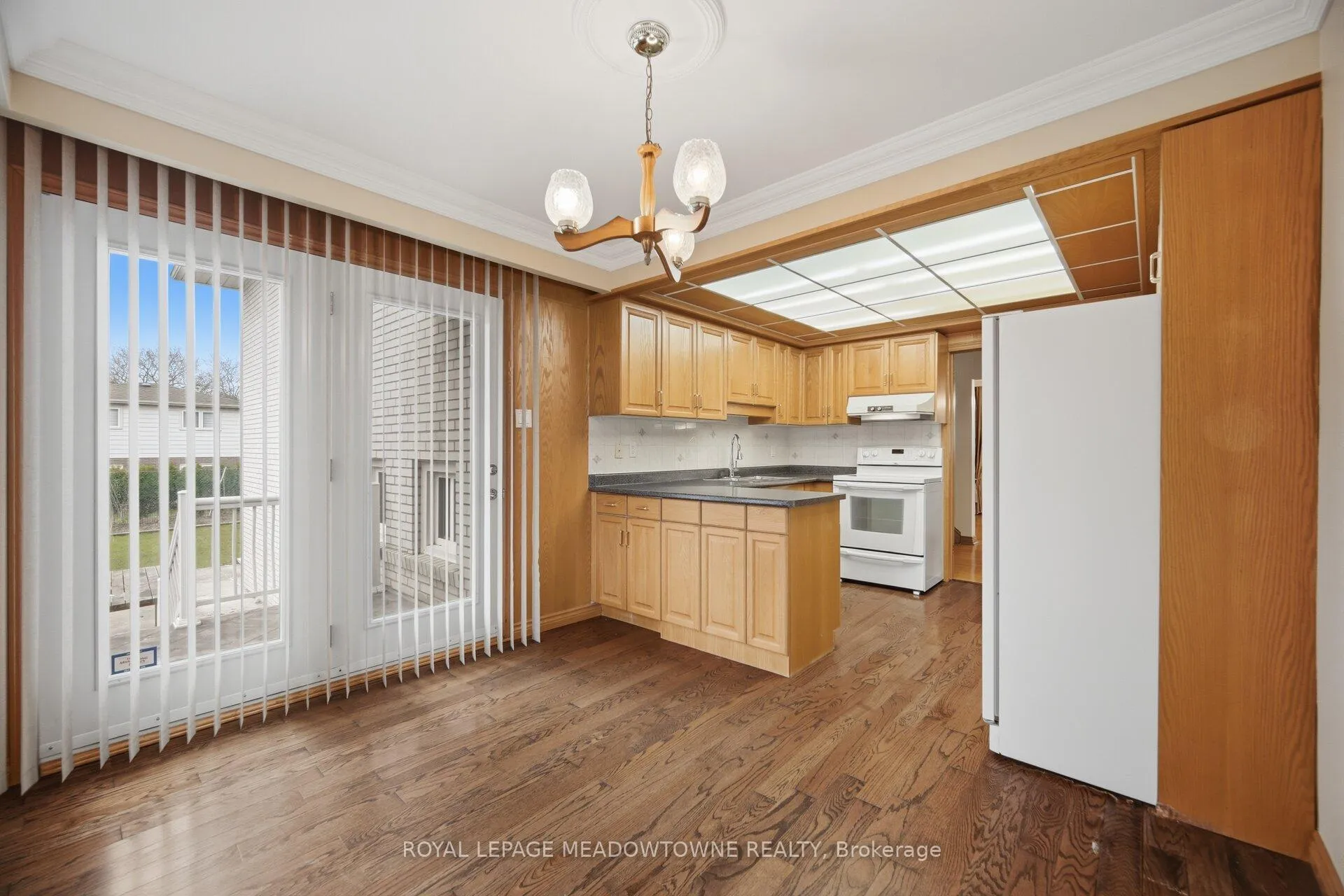 Photo 6 of 854 Runningbrook Drive, Mississauga, Applewood — HOMEH