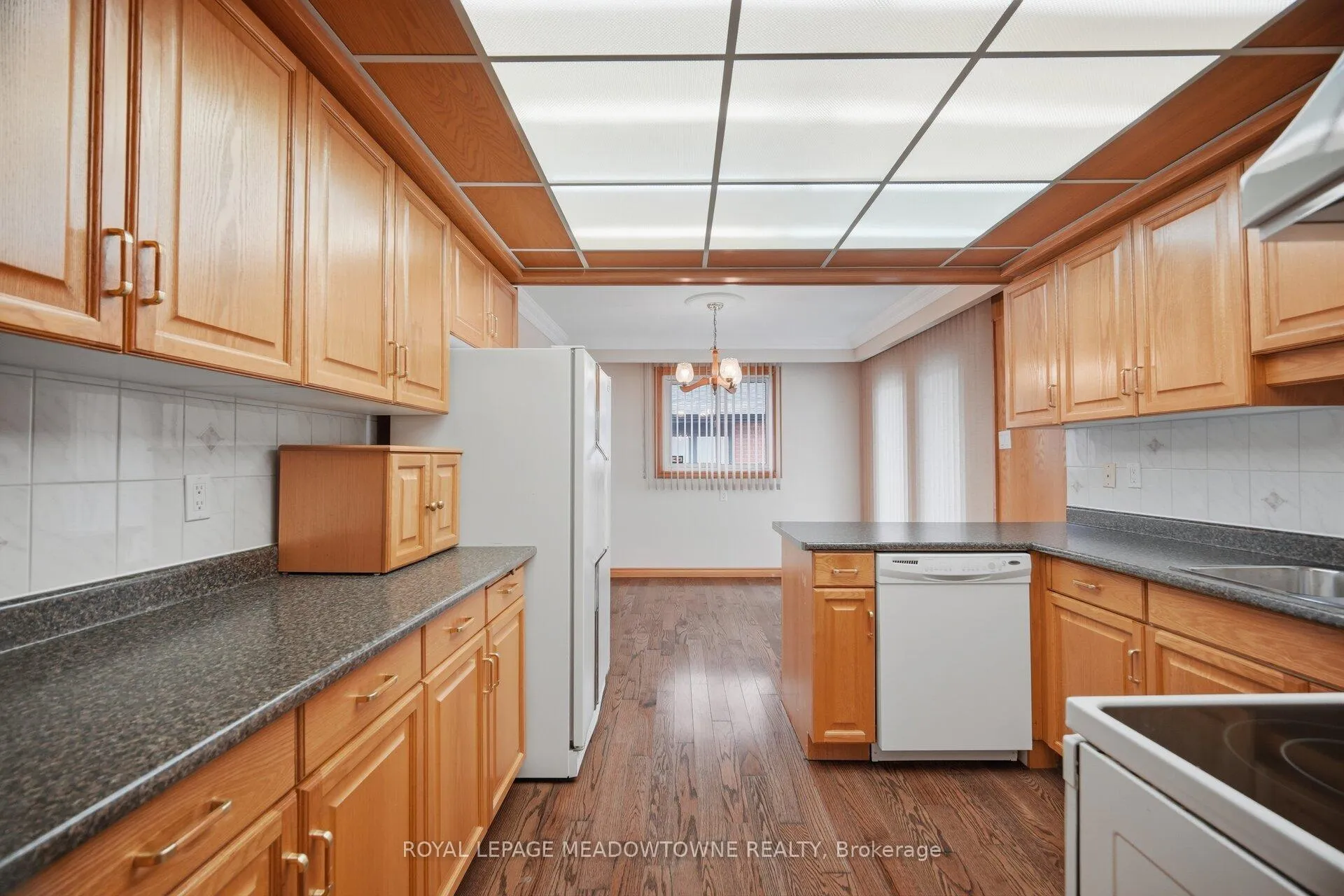 Photo 7 of 854 Runningbrook Drive, Mississauga, Applewood — HOMEH