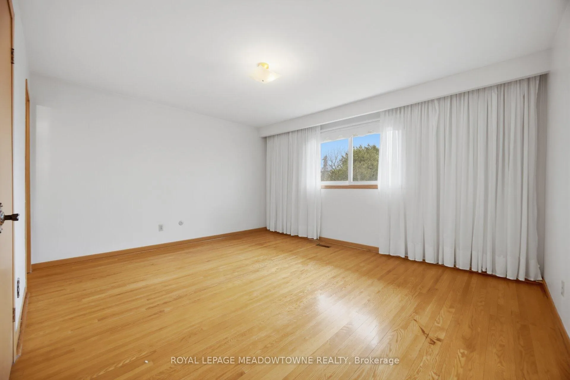 Photo 10 of 854 Runningbrook Drive, Mississauga, Applewood — HOMEH