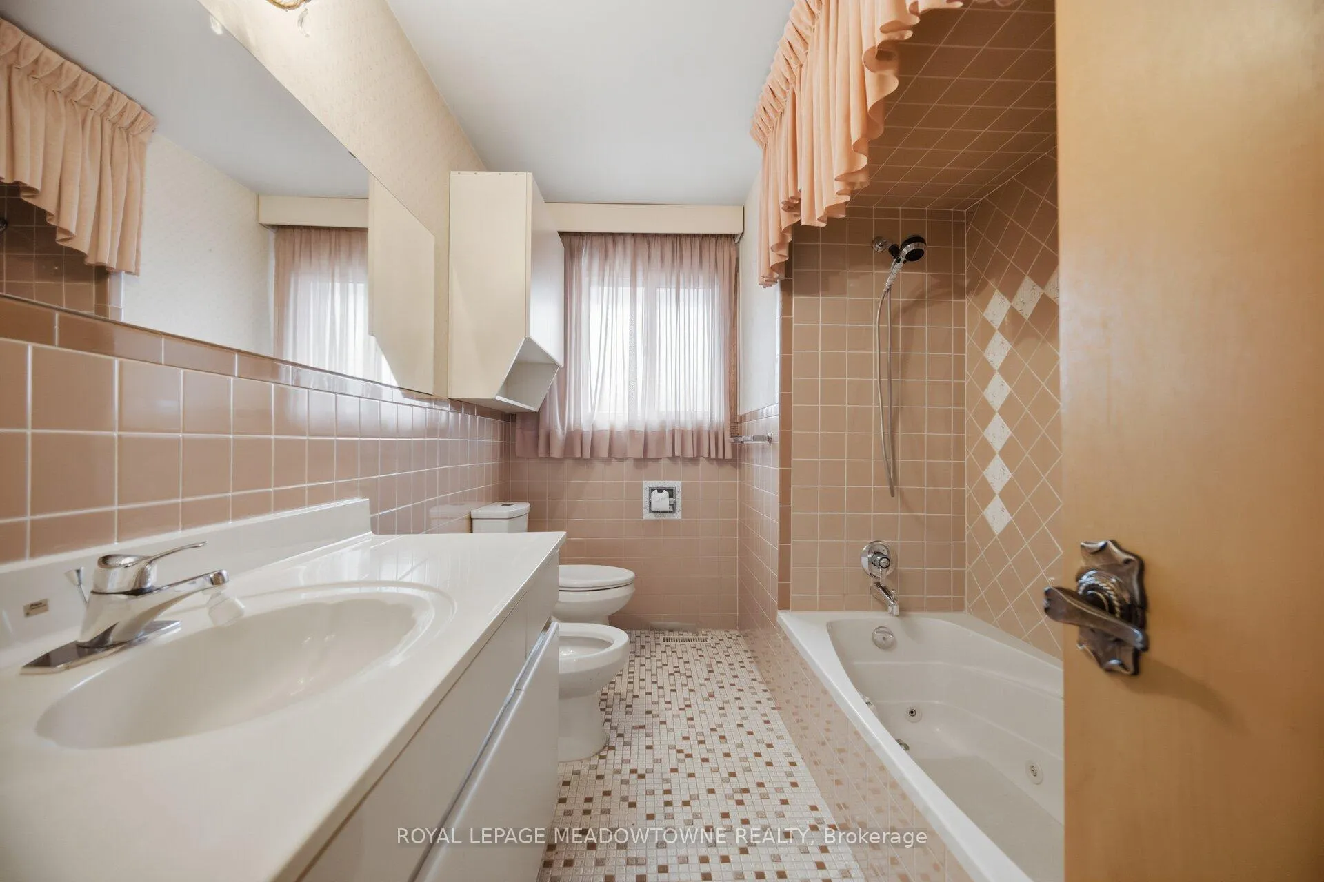 Photo 13 of 854 Runningbrook Drive, Mississauga, Applewood — HOMEH