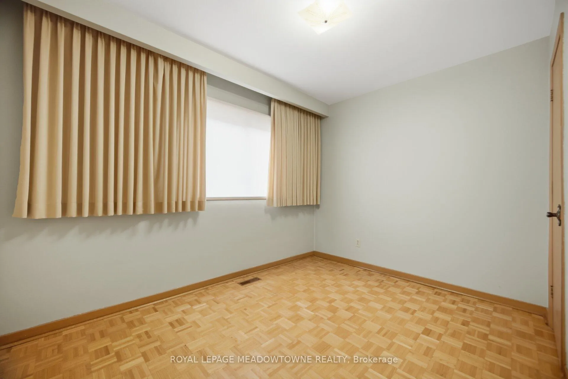 Photo 18 of 854 Runningbrook Drive, Mississauga, Applewood — HOMEH