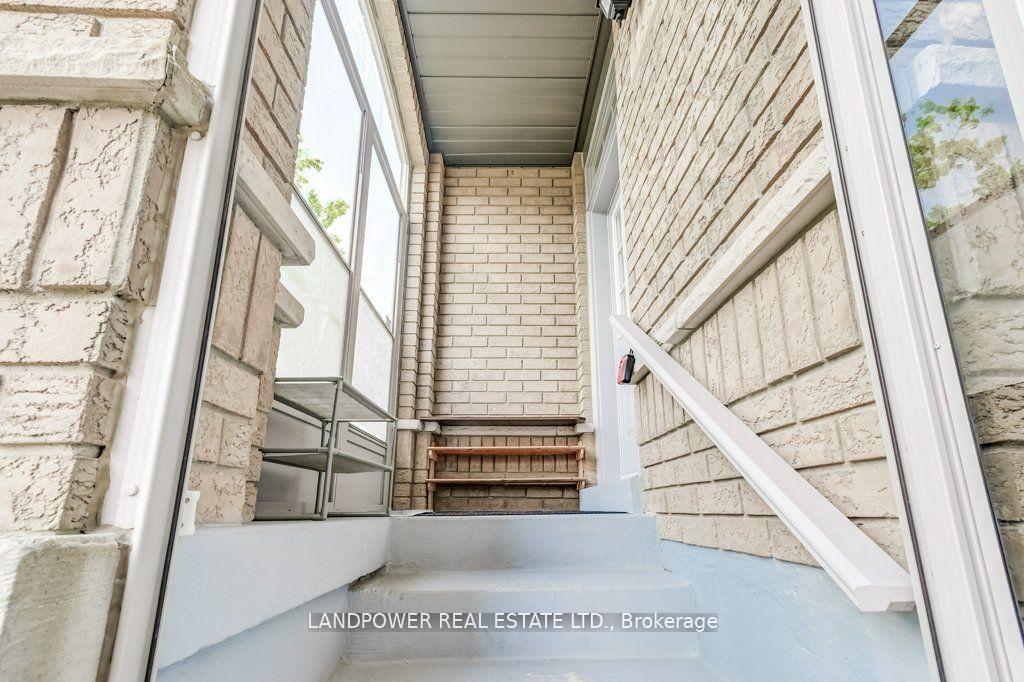 Photo 2 of 165 Bur Oak Avenue, Markham, Berczy — HOMEH