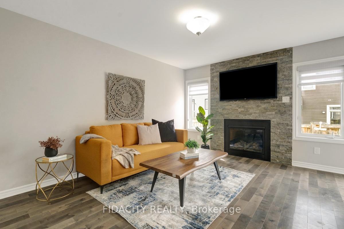 Photo 3 of 525 Foxlight Circle, Ottawa, Kanata - Emerald Meadows/Trailwest — HOMEH