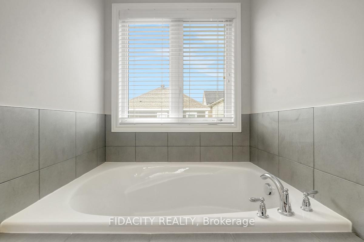 Photo 17 of 525 Foxlight Circle, Ottawa, Kanata - Emerald Meadows/Trailwest — HOMEH