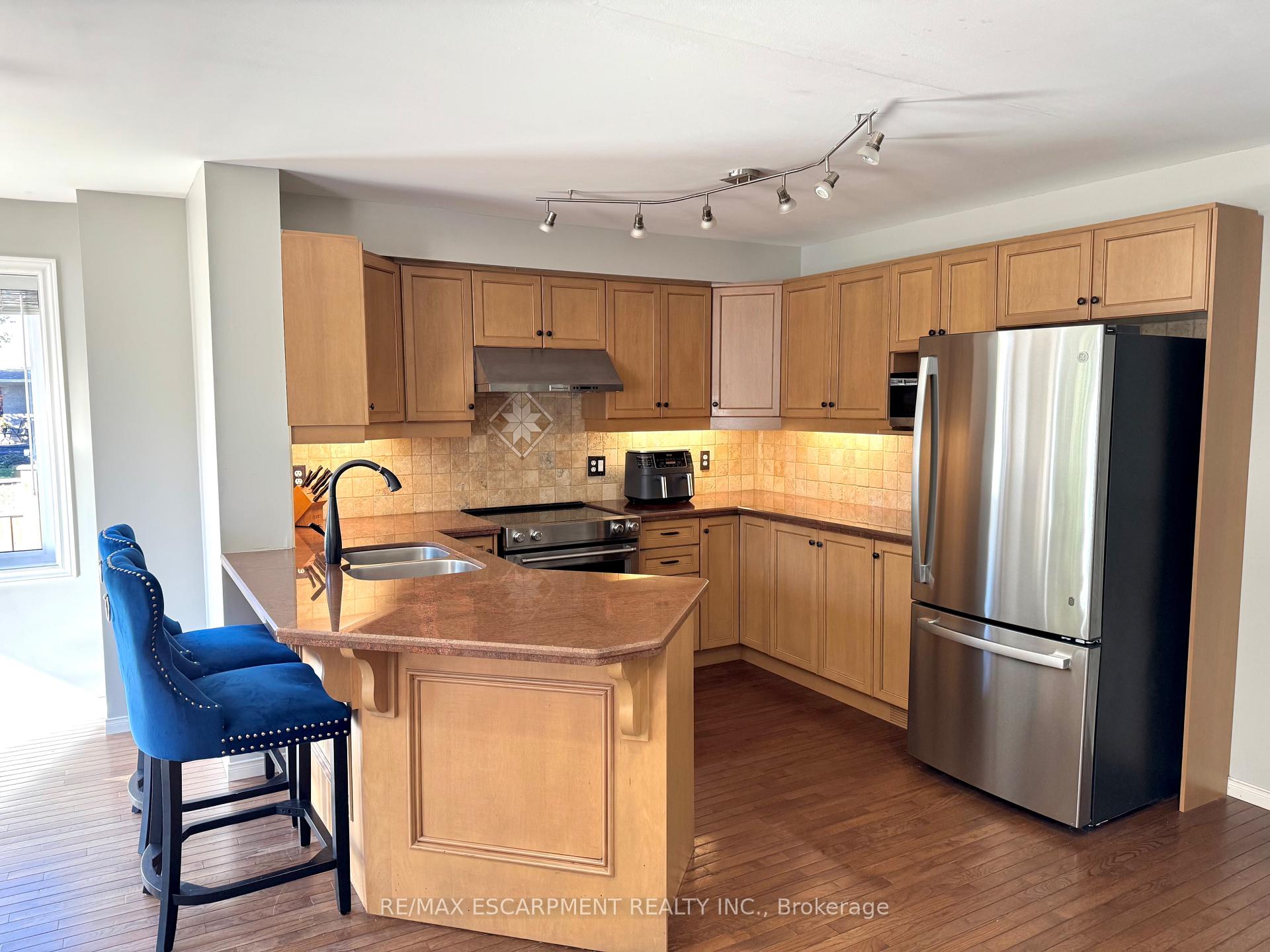 Photo 3 of 122 Foxborough Drive, Hamilton, Ancaster — HOMEH