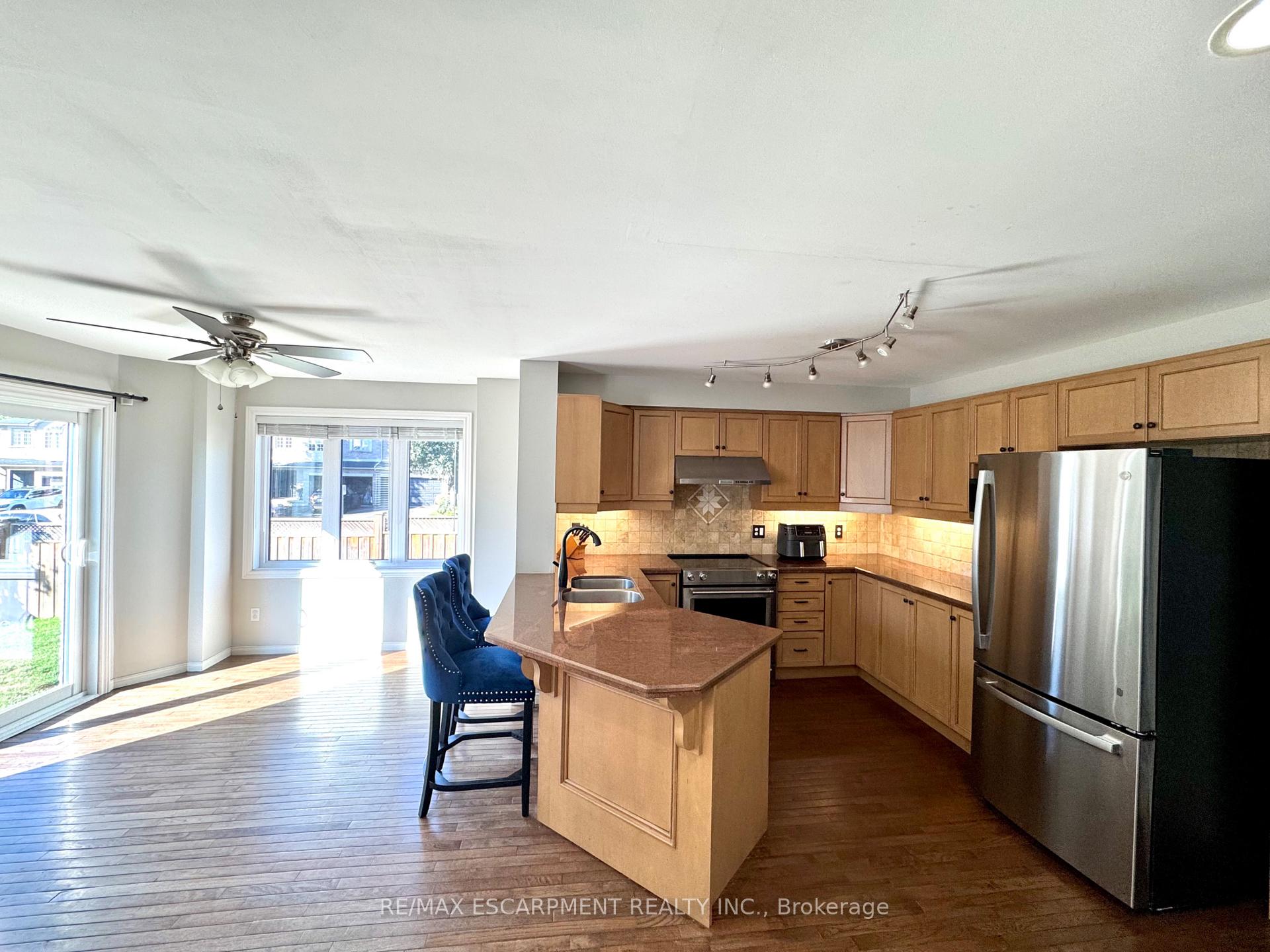 Photo 5 of 122 Foxborough Drive, Hamilton, Ancaster — HOMEH